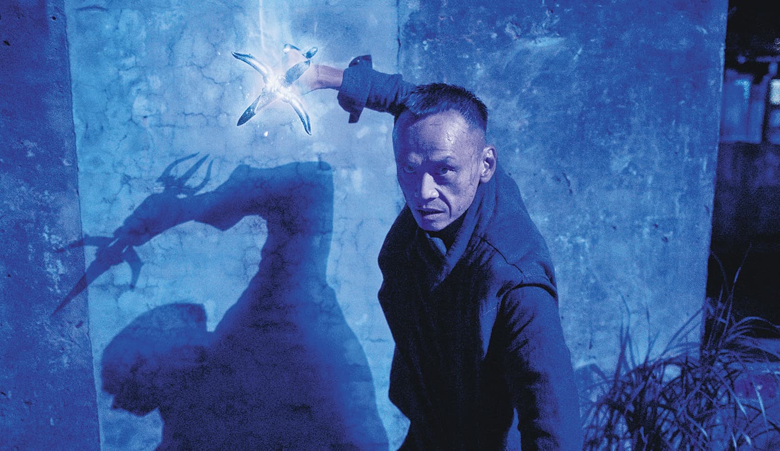 陳以文在劇中飾演受魔王控制的邪派教主陳七殺,有不少動作戲。(Netflix提供)