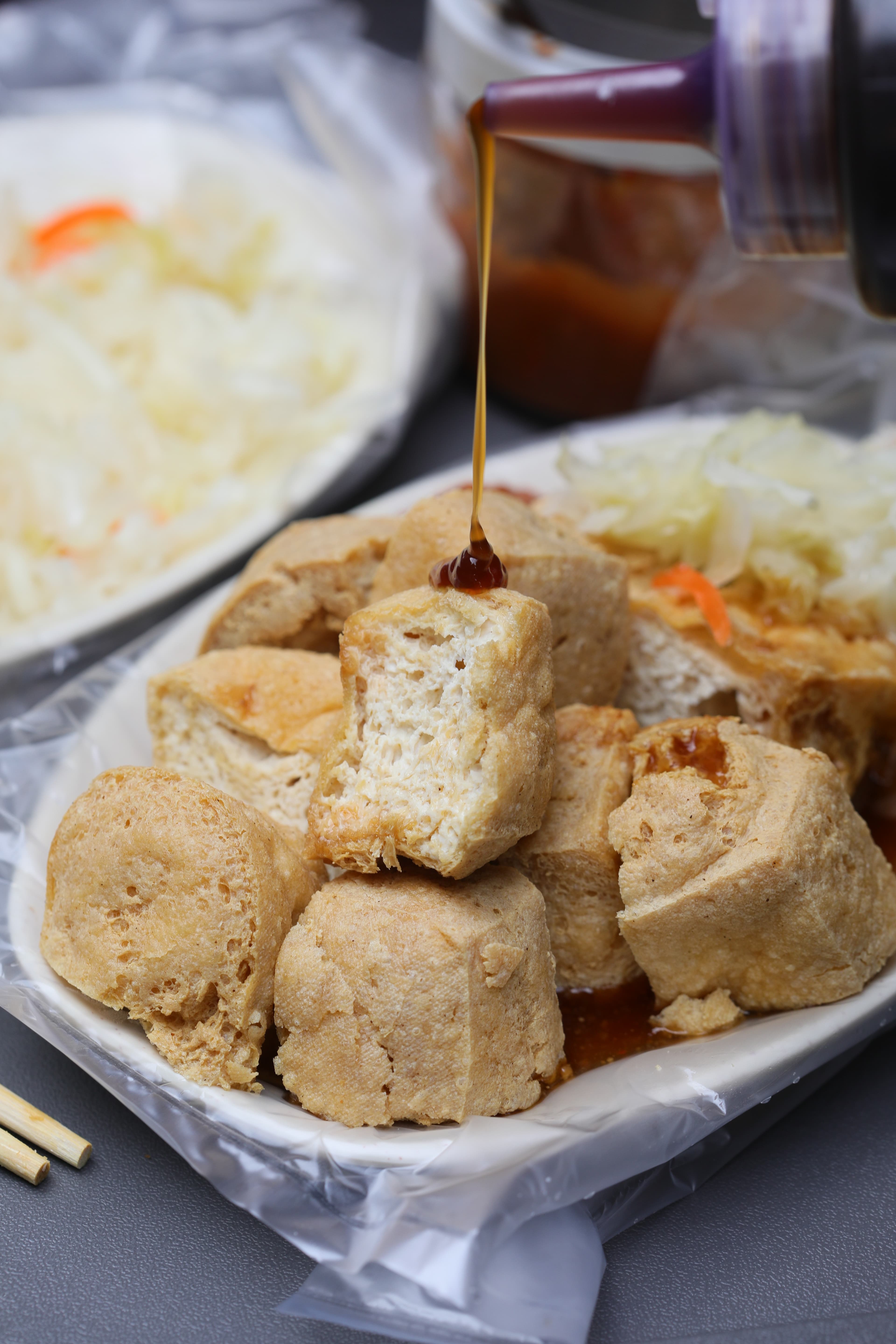 「臭豆腐」炸得外酥內軟,脆皮內的豆腐肉又厚又嫩,冷掉也好吃。(65元/份)