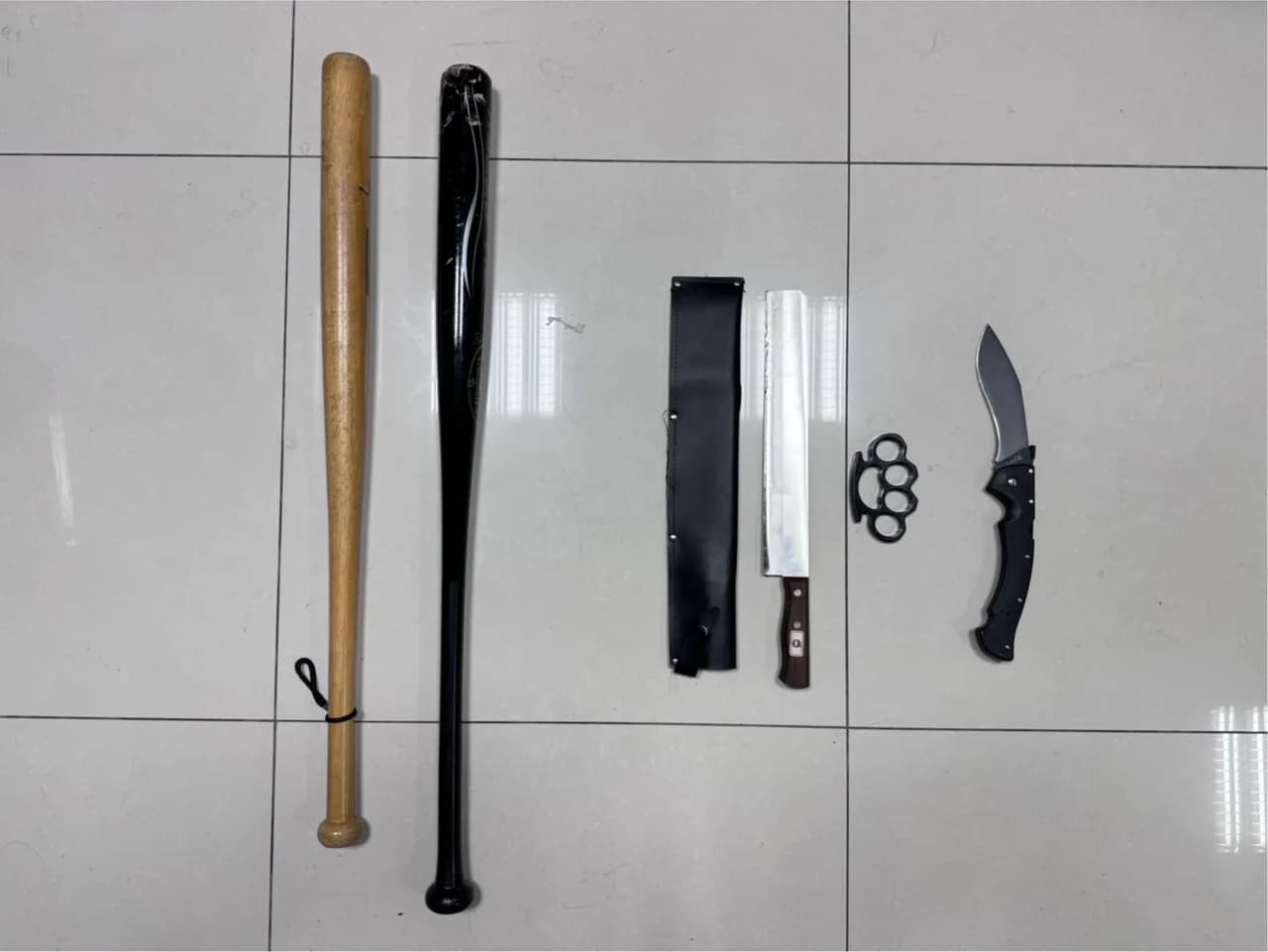 警方搜出魏男與其友人車內的作案工具,有西瓜刀、摺疊刀,2支球棒以及手指虎。(翻攝畫面)