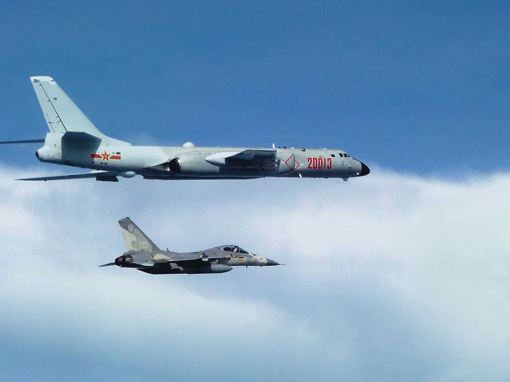 共機、軍艦頻繁擾台,一再逾越海峽中線,觸動國防敏感神經。(翻攝國防部發言人臉書)