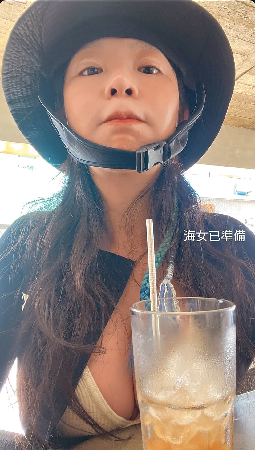 郭書瑤出賣死亡角度,但小編眼裡只看見桌上那大大的…飲料杯。你亂想什麼?(瞪)(翻攝自郭書瑤IG)