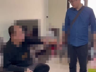 警方衝人屋內逮人。(翻攝畫面)