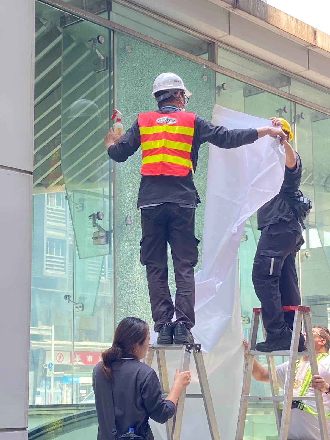 大地震造成多處建築物玻璃碎裂,外出需要特別注意。(讀者提供)
