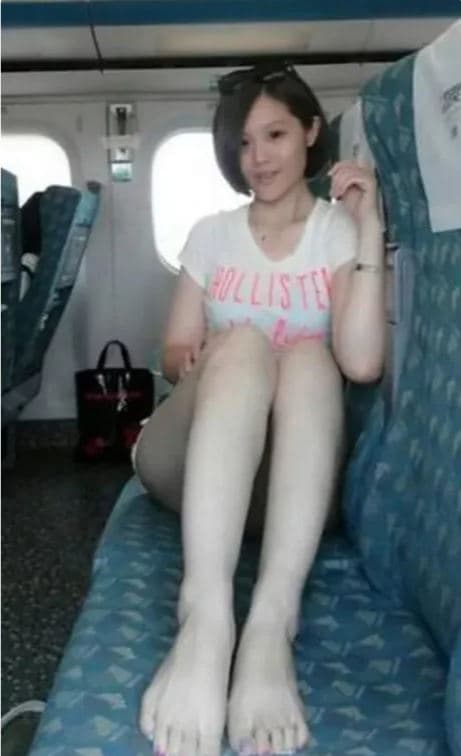 邱女曾在高鐵上橫跨座位脫鞋自拍，引發輿論撻伐。（翻攝邱女臉書）