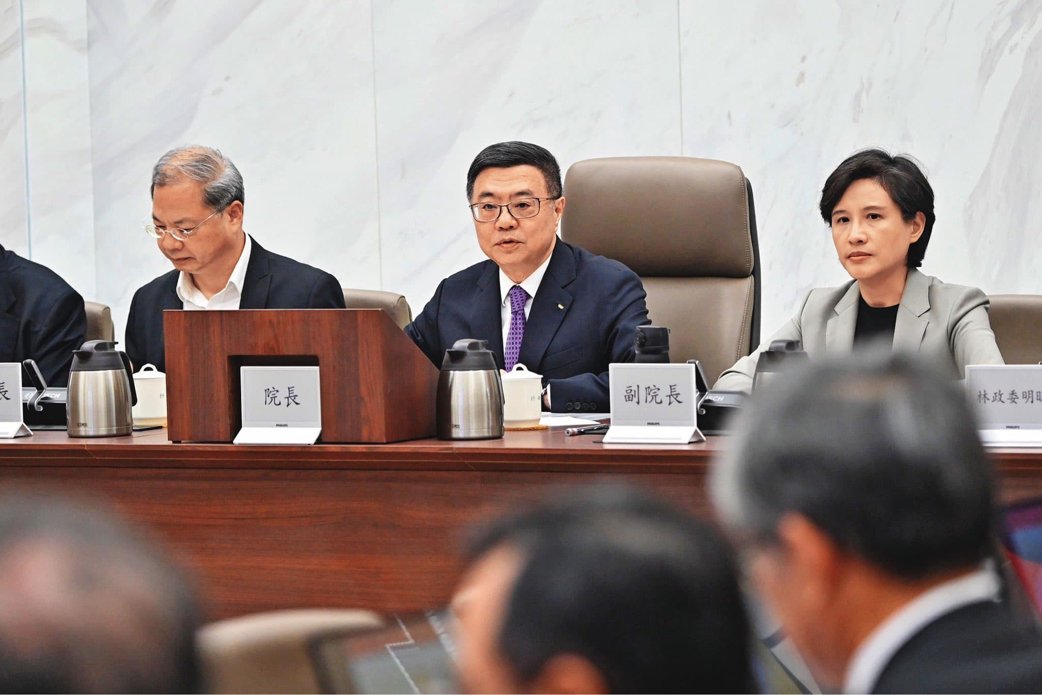 行政院長卓榮泰(中)上任後,6月首次主持毒品防制會報曾宣示,當新興毒品危害迅速發展時,政府會加速毒品審議流程,回應反毒需求。(行政院提供)