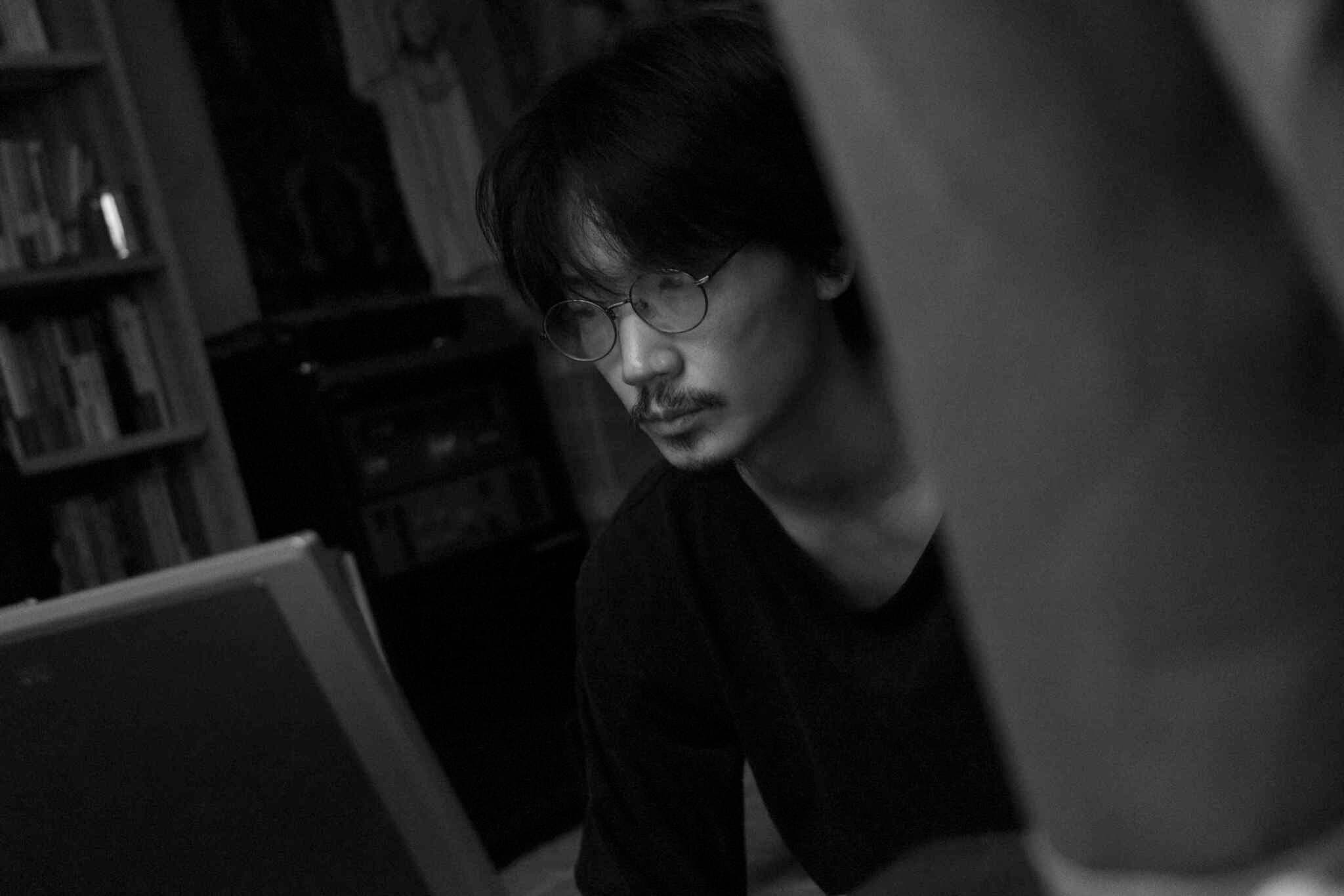 綾野剛在《花腐》飾演5年沒作品的電影導演栩谷,聊起角色相似度,他笑說:「栩谷應該比我更會跟人溝通吧。」(中影提供)