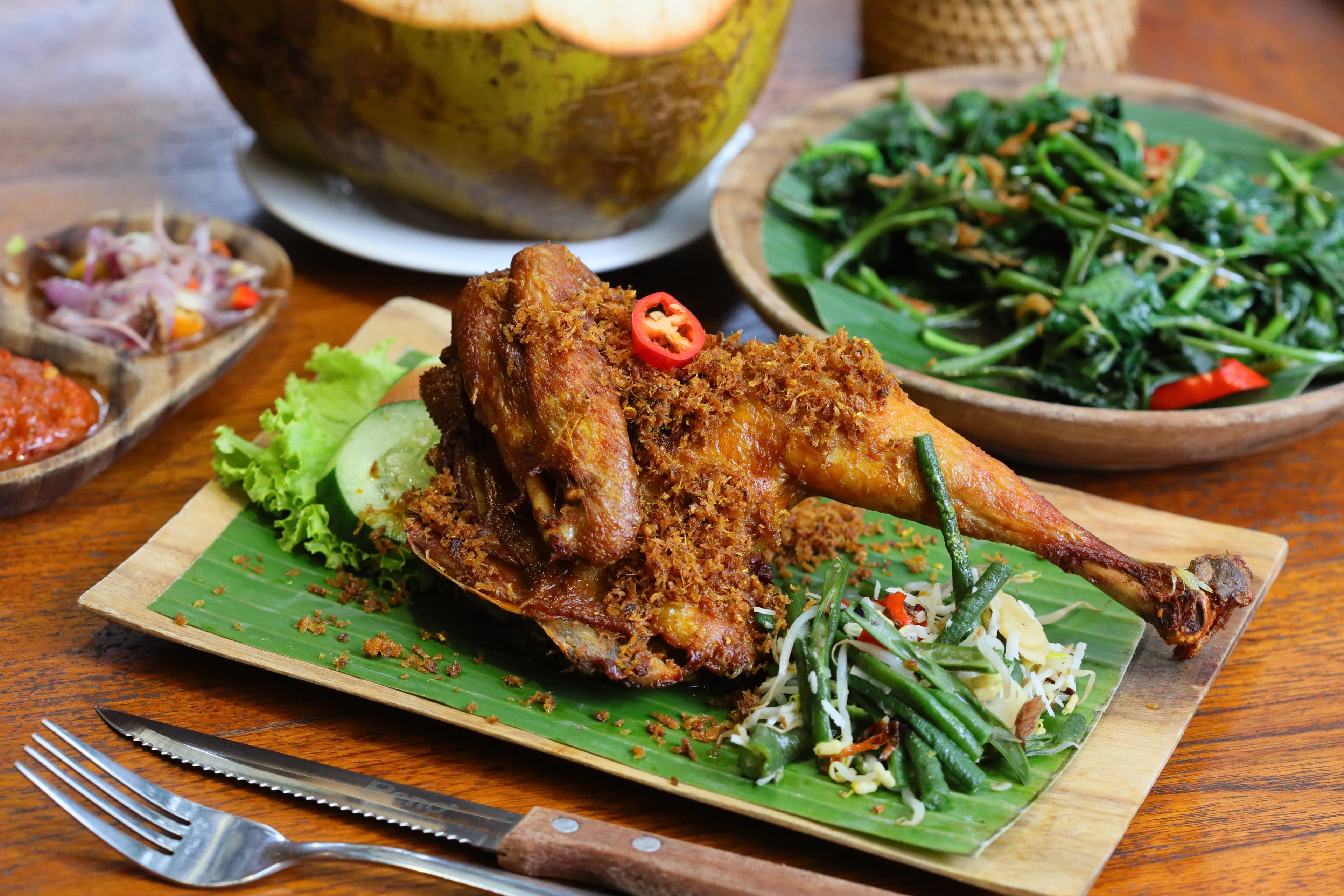 印尼式烤雞「Ayam Baker」洋溢烤椰子的獨特風味。(9.5萬印尼盾/半隻,約NT$193)