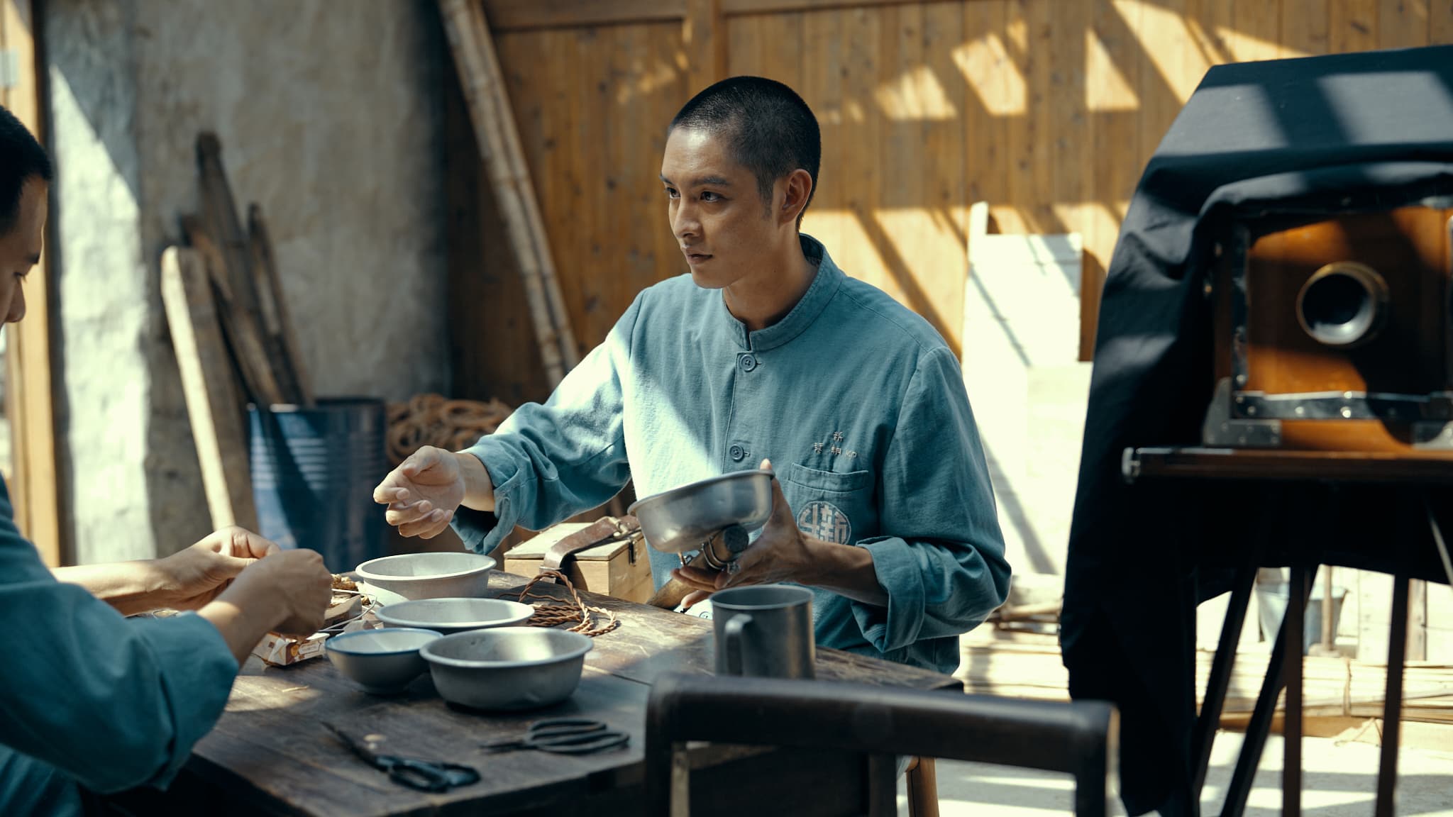 《星空下的黑潮島嶼》曹佑寧在影集中飾演業餘攝影師,戲外被公認是「最帥光頭」。(Hami Video提供)