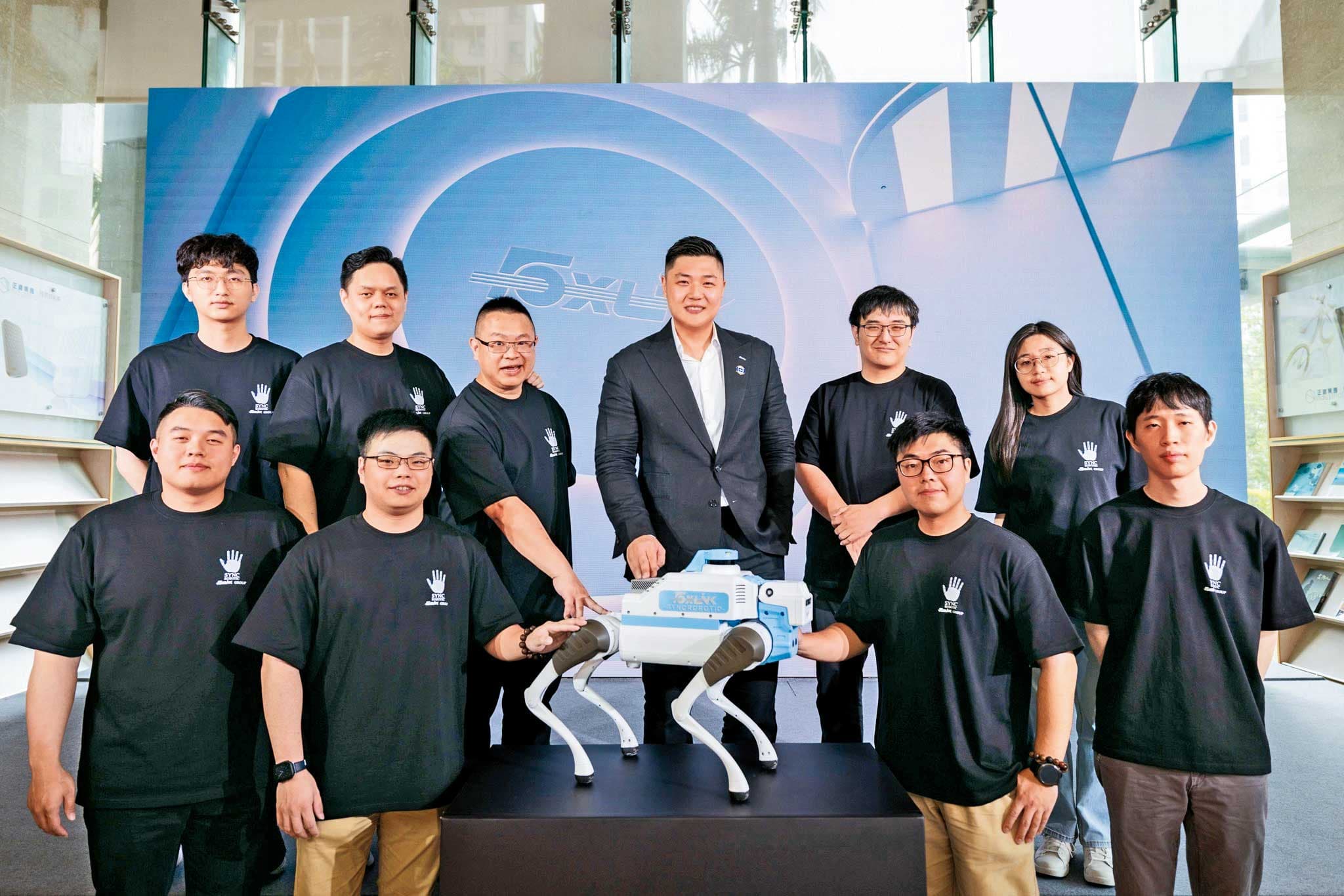 郭守富(中)率領15人的年輕團隊,僅僅7個多月時間就打造出AI四足機器人方案。(翻攝自Luminys Systems Corp FB)
