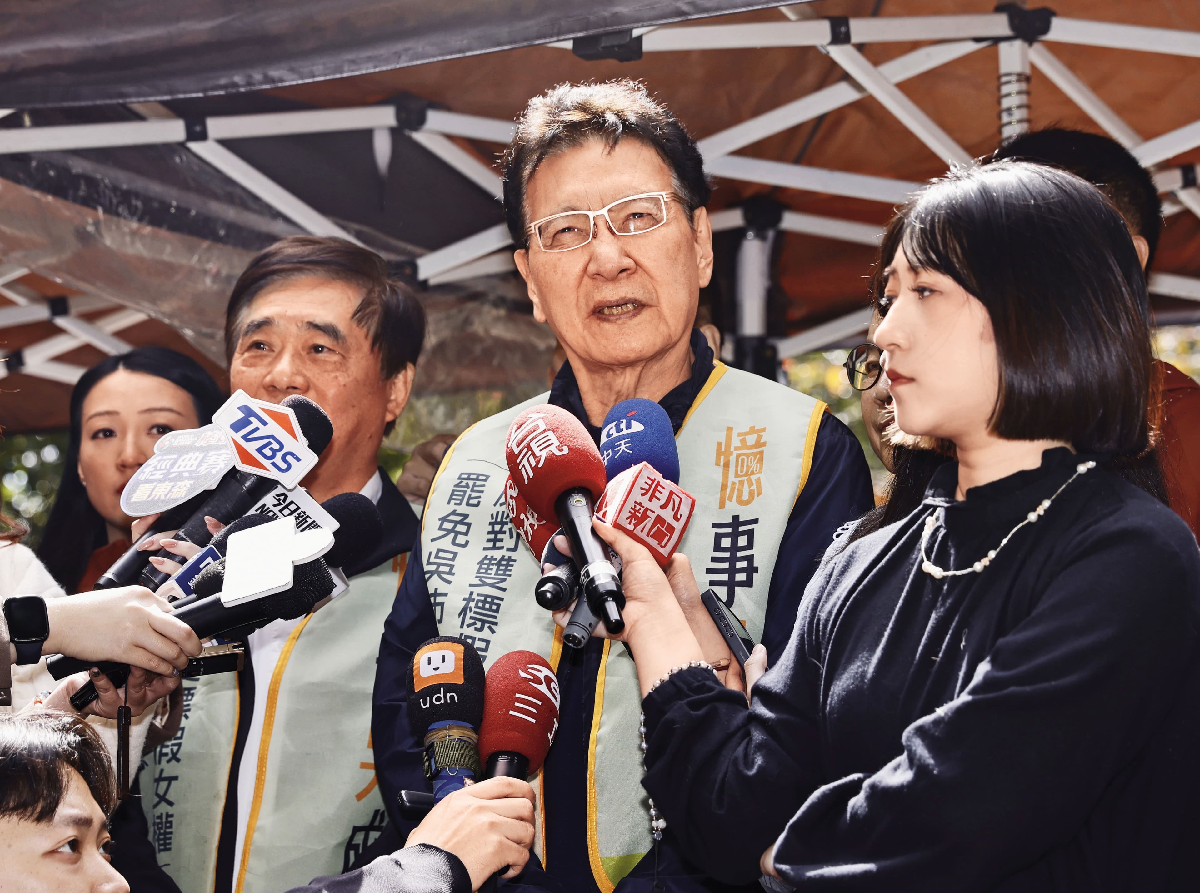 不滿黨中央無力反制罷免案,戰鬥藍發起人趙少康(中)4日親自上街替罷團衝連署書。