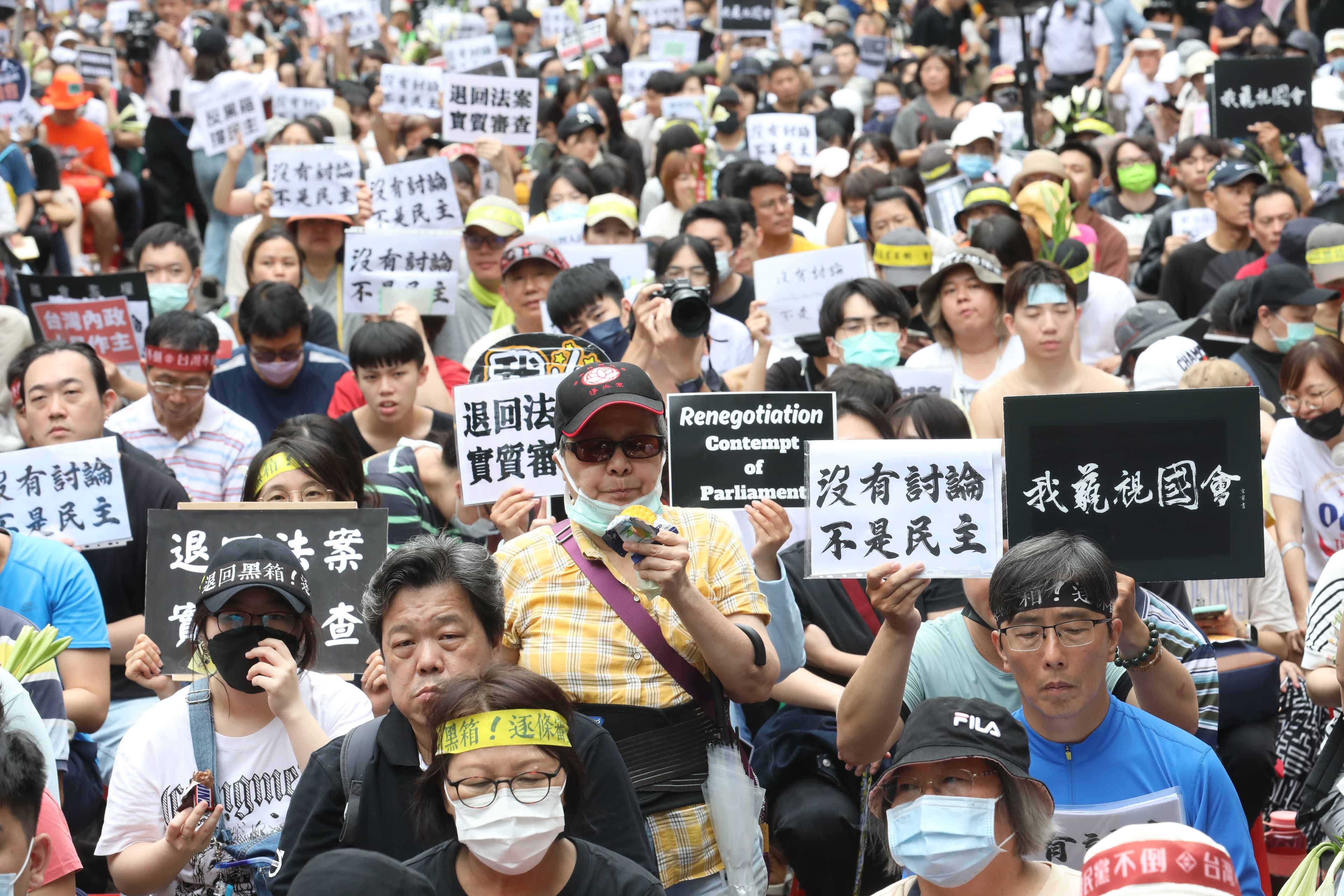 立法院外已聚集上萬名抗議群眾,高喊反對黑箱修法等訴求。