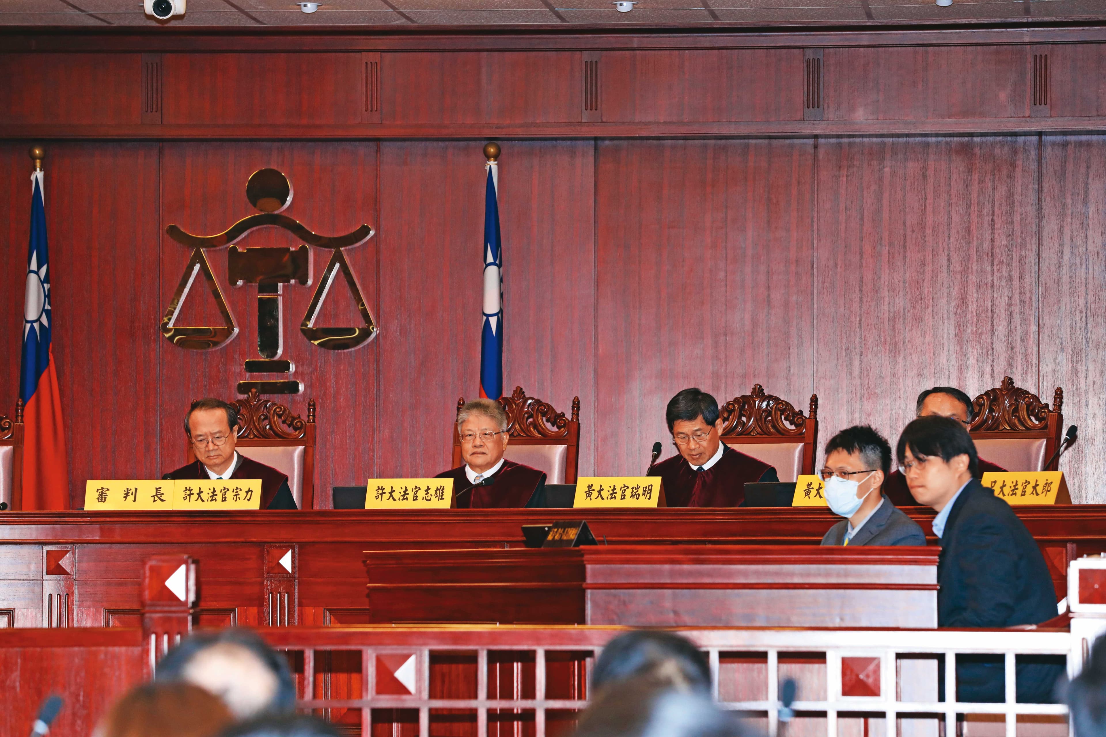 憲法法庭(圖)可審查法律是否違憲,政院或立委若認為國會職權法及錢坑法違憲,可在新法公布實施後向憲法法庭聲請釋憲。