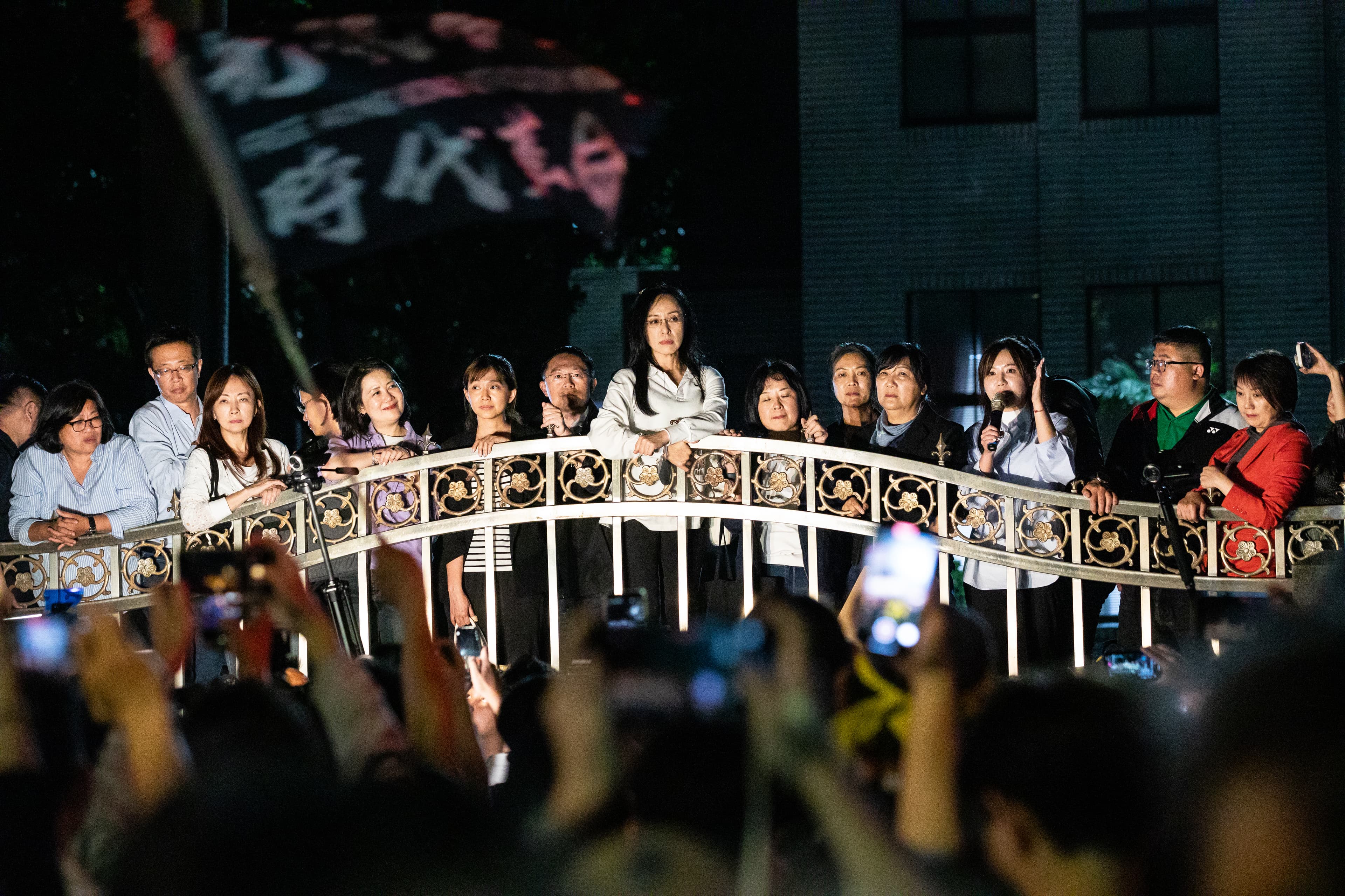 國會改革法案引發一連串抗議行動,綠委們也數度到場外聲援青鳥行動。