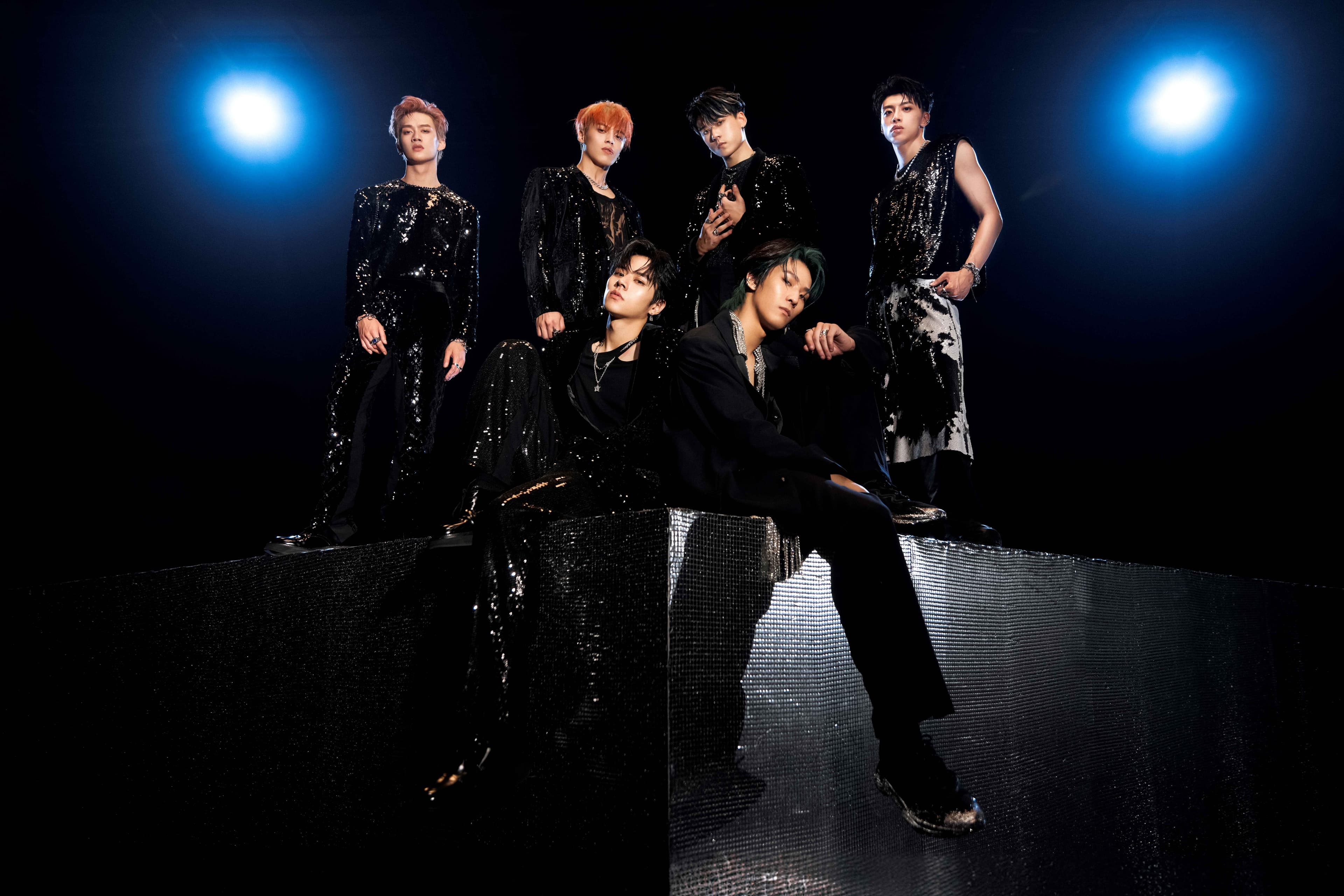 Ozone在〈World Top〉MV中登上被稱為「王者Zone」的巨型王冠舞台和高達三公尺的World Top銀鑽舞台。（索尼音樂提供）
