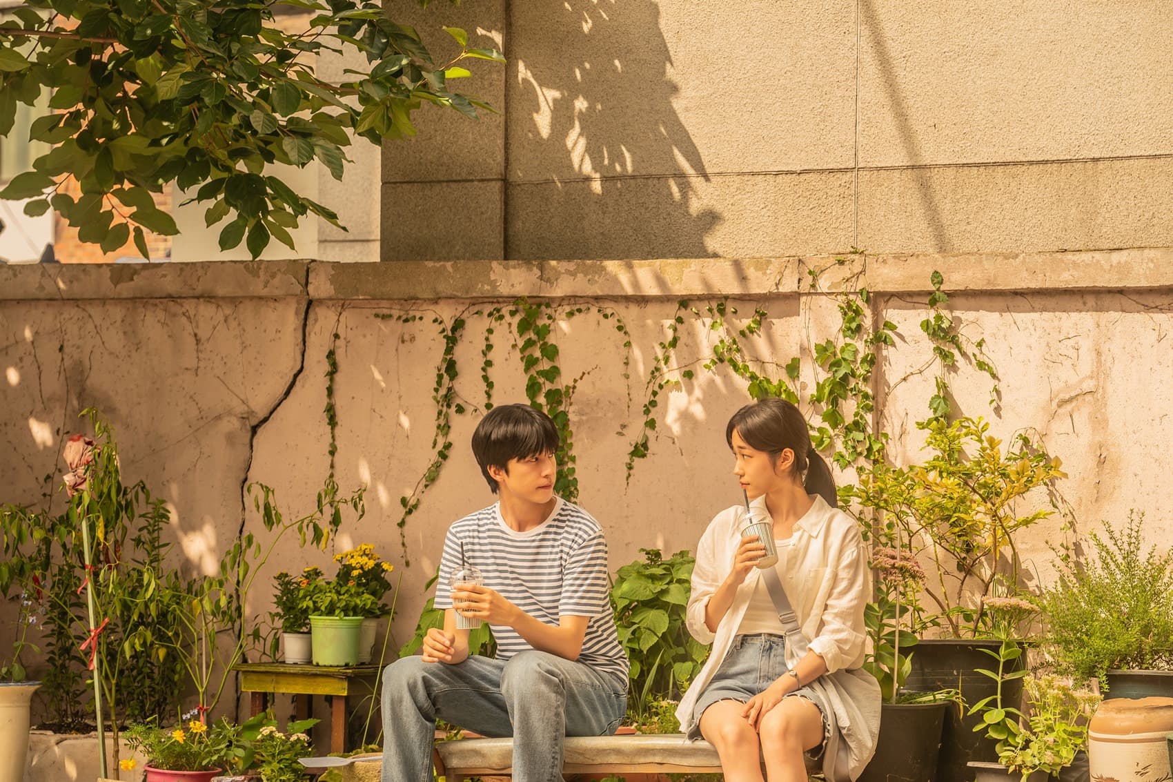 韓版電影《聽說》看盧允瑞和紅炅談戀愛。(車庫娛樂提供)