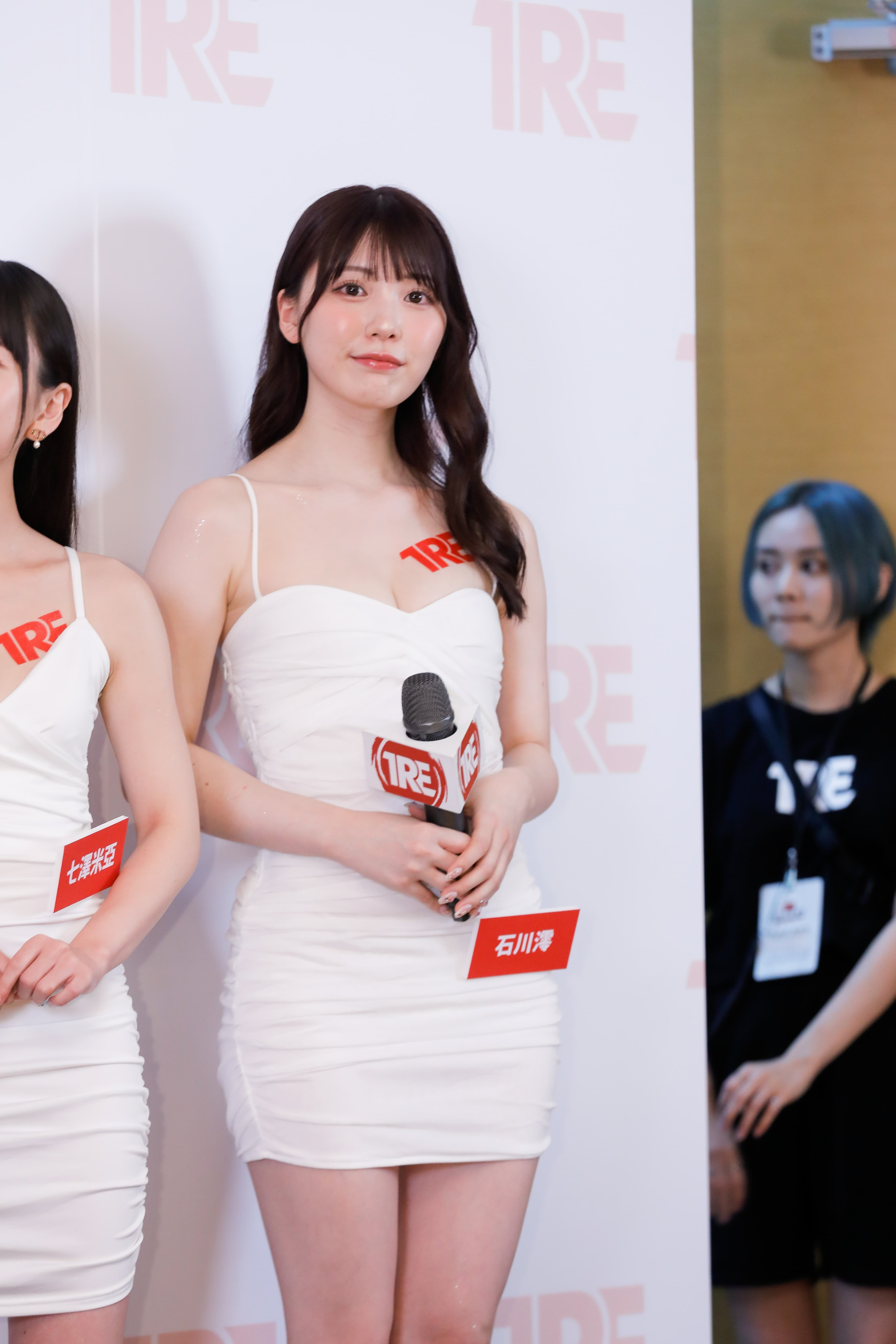 石川澪昨天特地做了新的美甲,笑認要與粉絲見面很緊張。