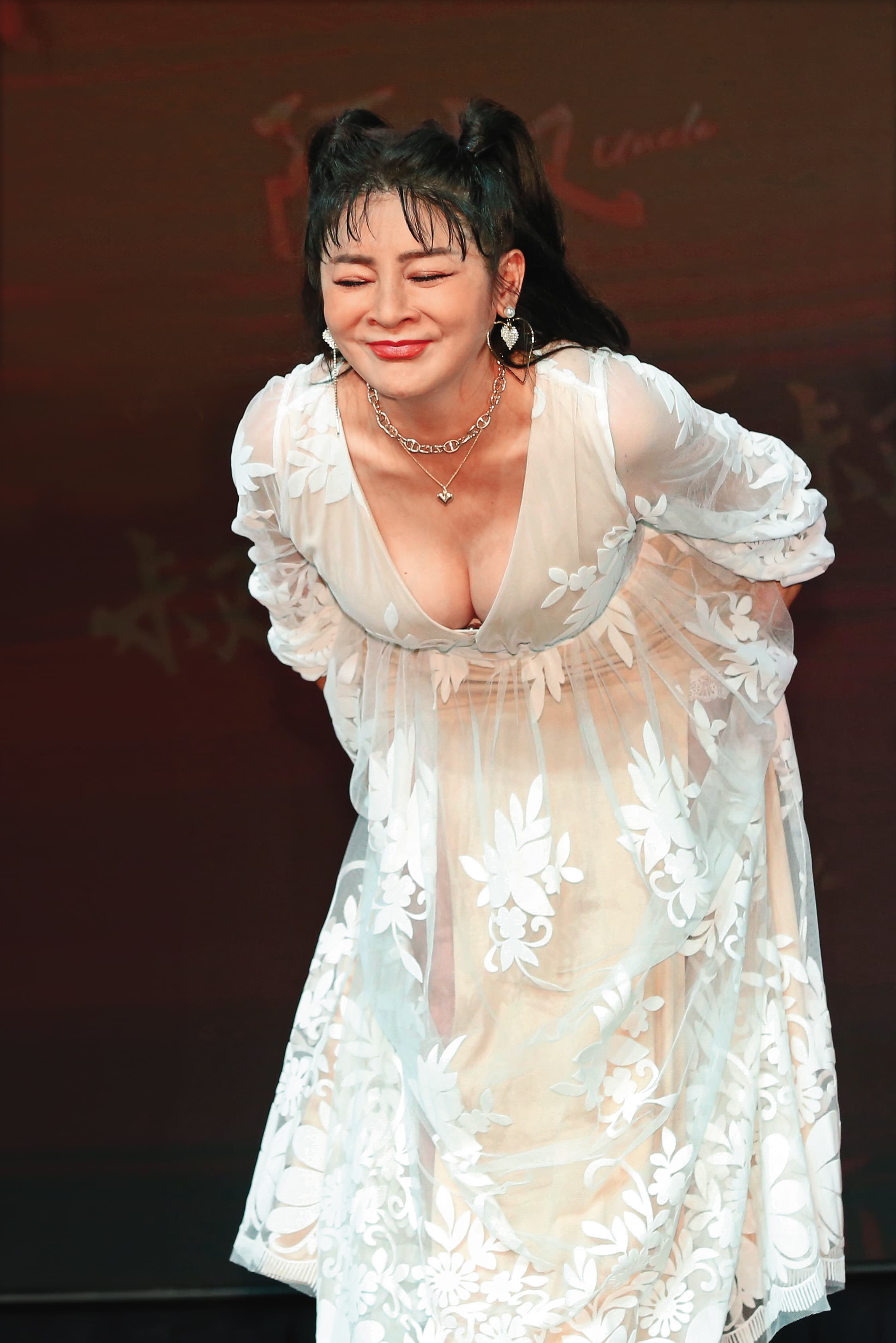 王彩樺不只穿了深V禮服,還「自導自演」彎腰讓攝影取景,小編看了突然有點暈…(扶牆)
