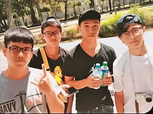 涉詐律師張作詮（左起）、被詐騙集團冒用名義的郭源安律師、發覺律師涉案進行偵辦的台北地檢署檢察官郭宣佑、幫詐團藏錢及送錢的橋頭地院法官石育恩，2017年是政大法律系室友。（讀者提供）