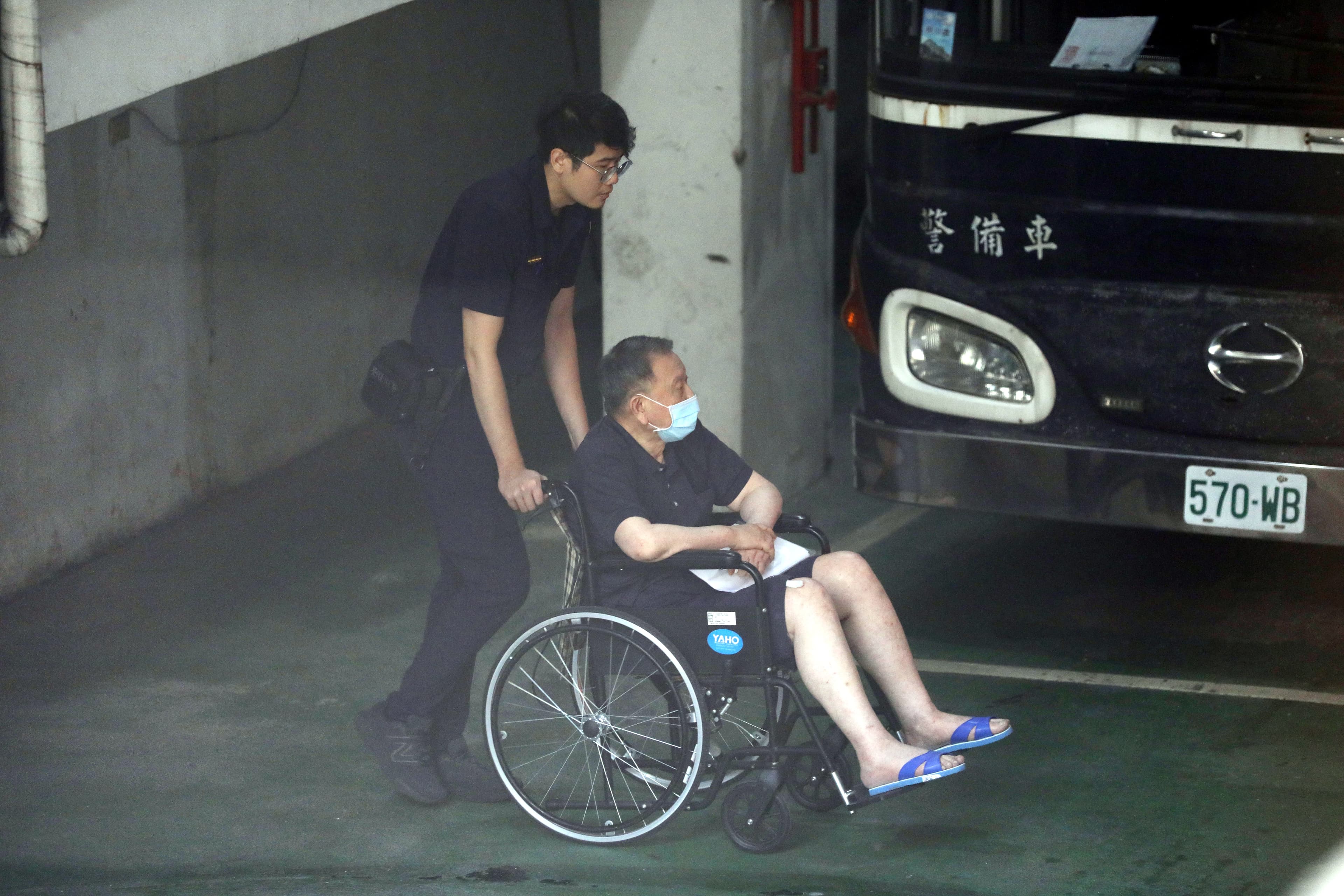沈慶京今被二度提訊,坐輪椅現身。