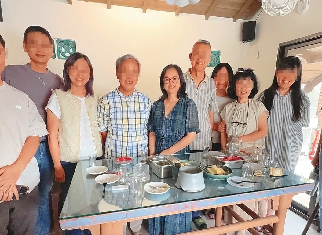 葉蘊儀（左四）在社群po了不少與其他陶藝老師交流、參觀陶藝教室的照片，生活過得鬆弛自在。（翻攝自葉蘊儀IG）
