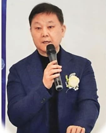 新華泰富(左圖)大股東韓軍然(上圖,和創國際提供)遭爆是共產黨員,在中國、香港都有公司。