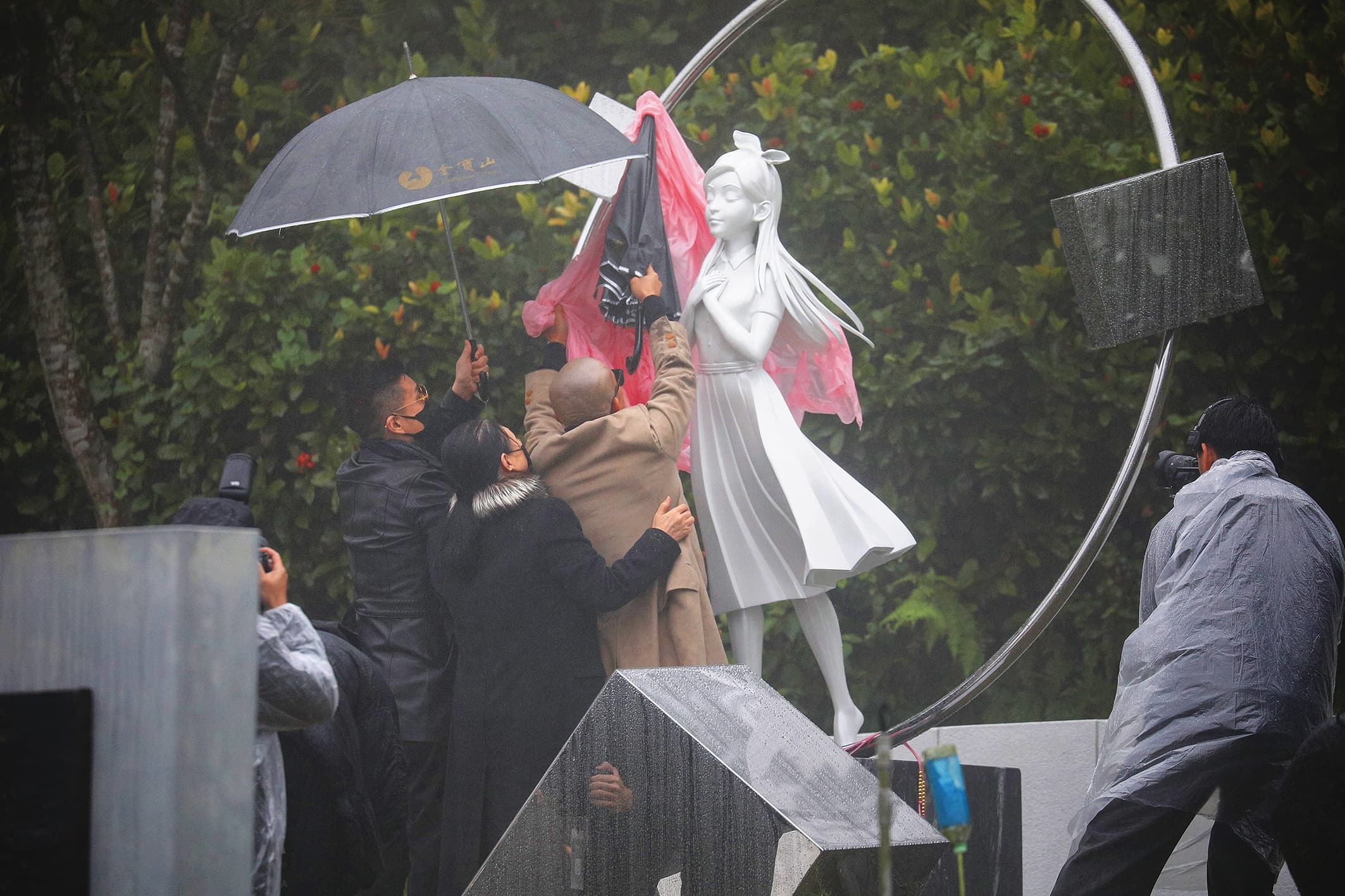 具俊曄在雨中和S媽一起揭幕紀念大S的雕像。(鏡報提供)