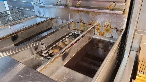 衛生局今日前往稽查,雖已未在食品中發現異物,但查出油炸設備不潔。(北市衛生局提供)