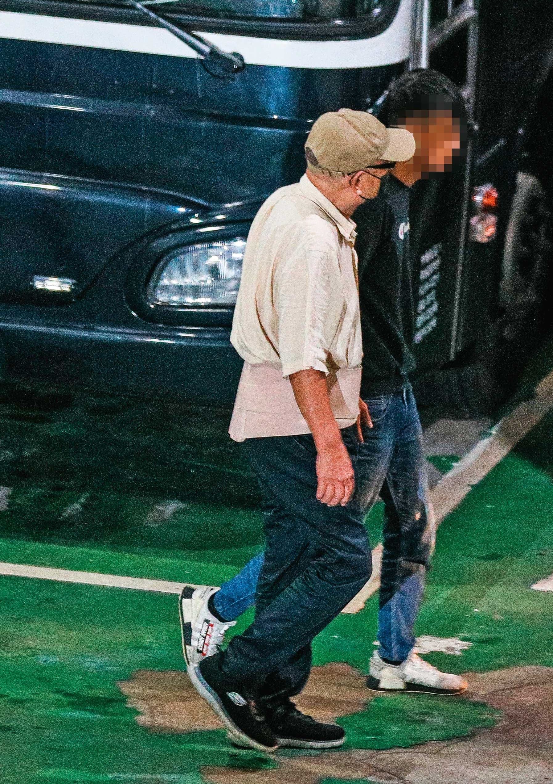 朱亞虎(左)坦承行賄210萬元後遭收押,檢廉正比對他經手的其他金流。