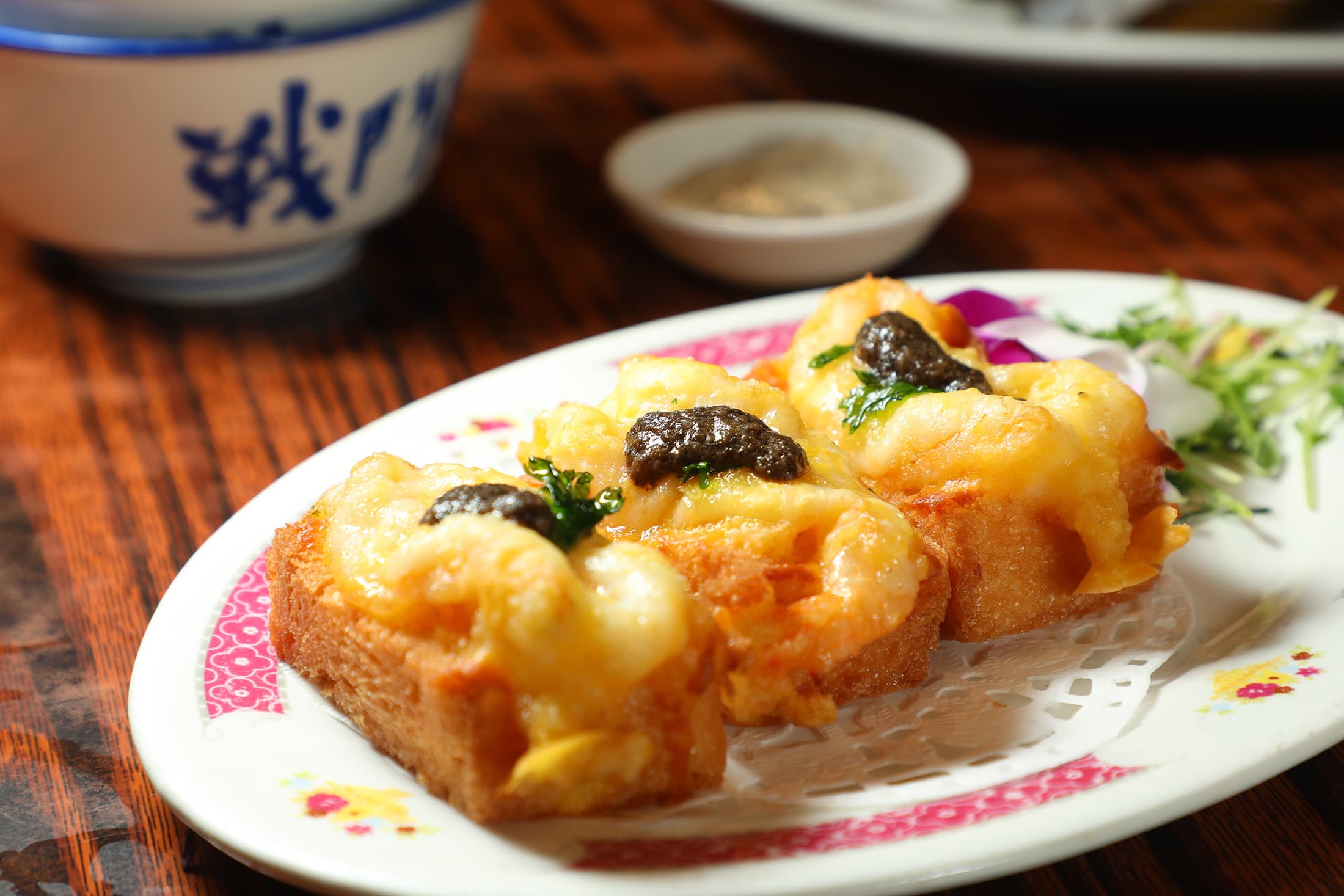 「黑松露厚蝦多士」堪稱是傳統蝦多士升級版,酥脆厚多士鋪上飽滿蝦膠,點綴黑松露醬,一口咬下,舊時味與新潮香交融。(港幣96元/份,約NT$371)