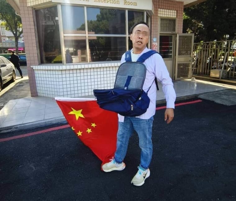 盧男自製五星旗+中華民國旗,闖金門縣府宣傳統一。(翻攝畫面)