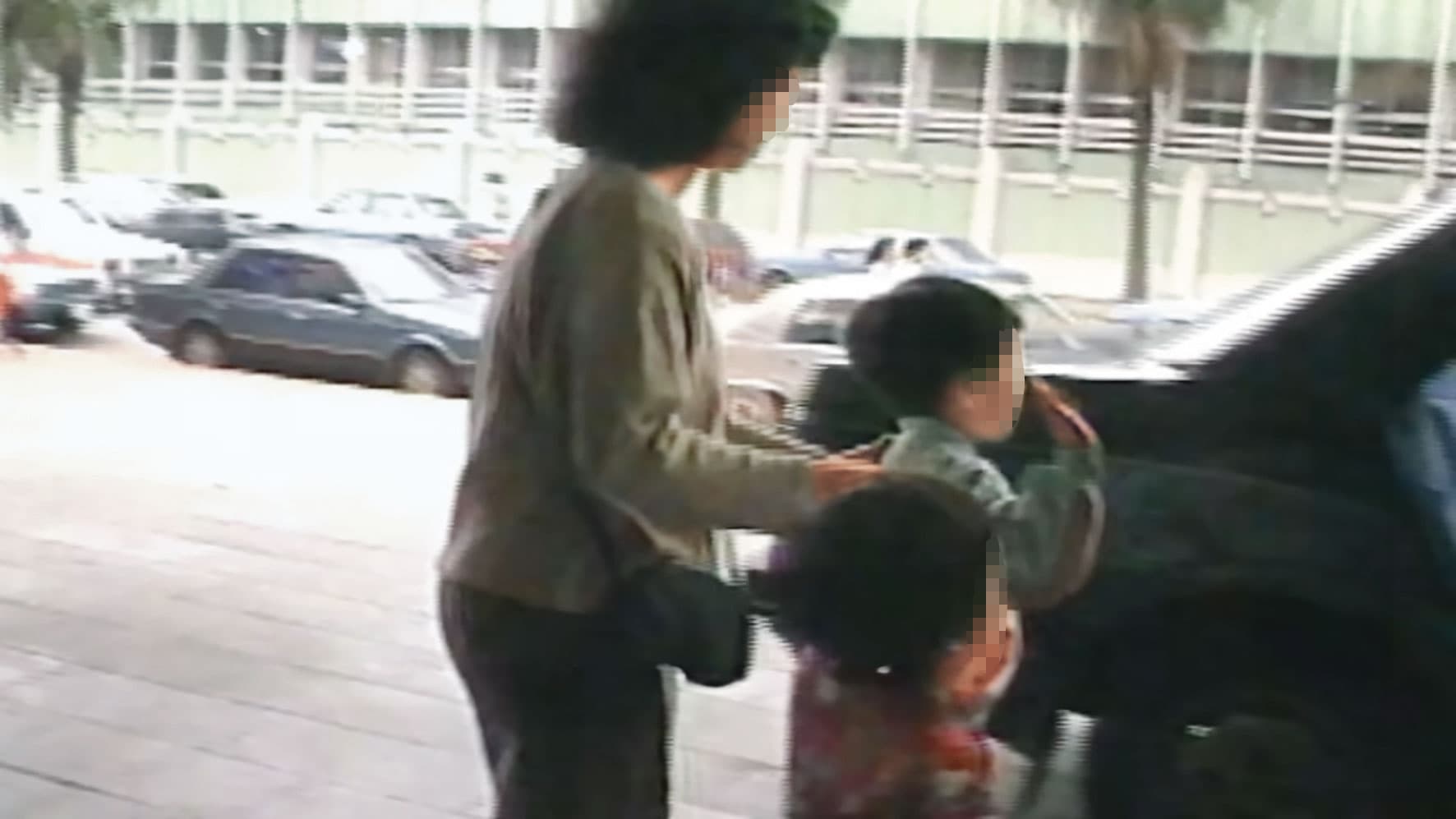 吳母(左)帶2名外孫(右)出庭說明,結果被檢察官戳破謊言。(翻攝東森新聞)