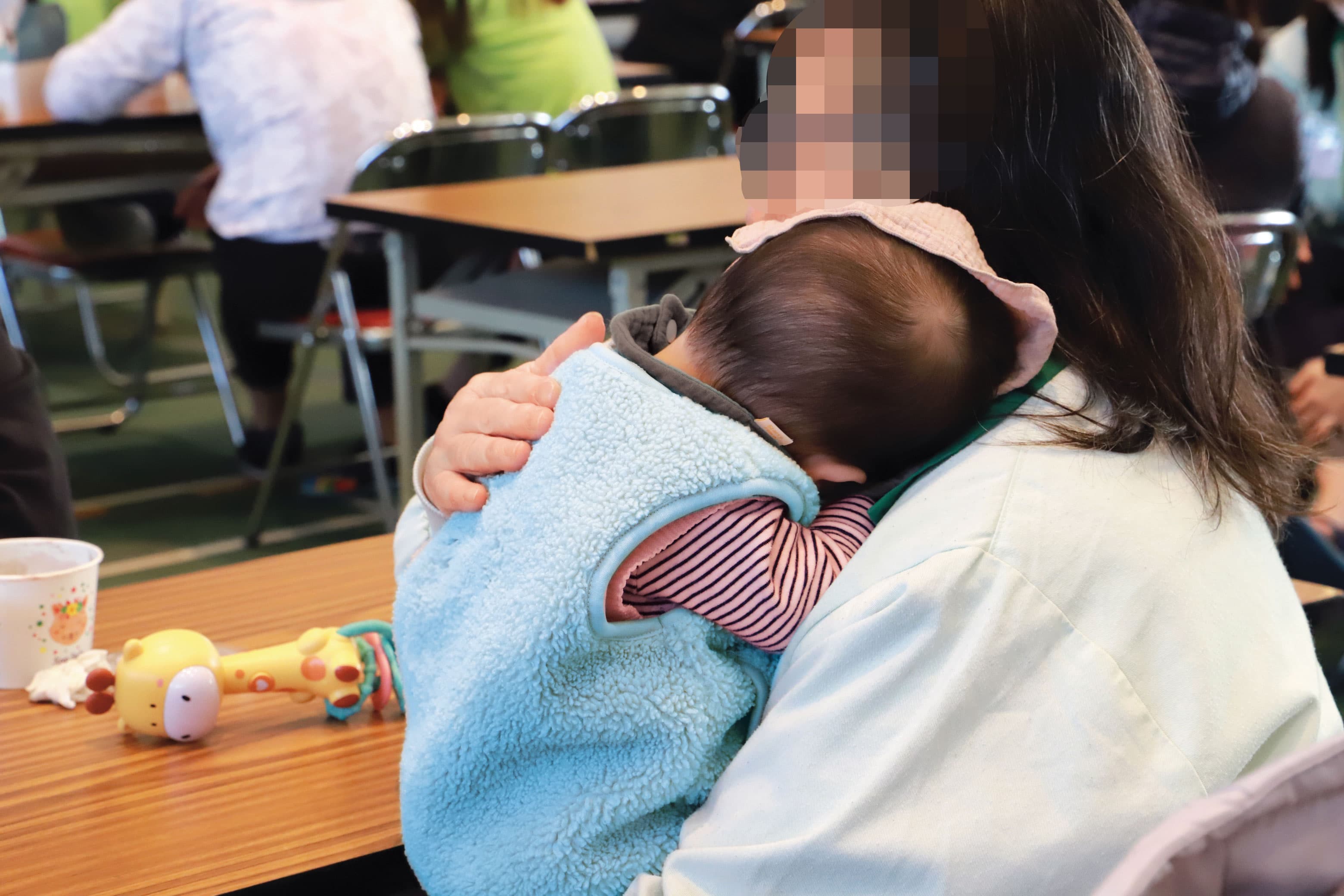 台中女監今年春節懇親,一名女收容人心疼擁幼兒入懷。(幼兒已變裝處理,鄧玉瑩攝)