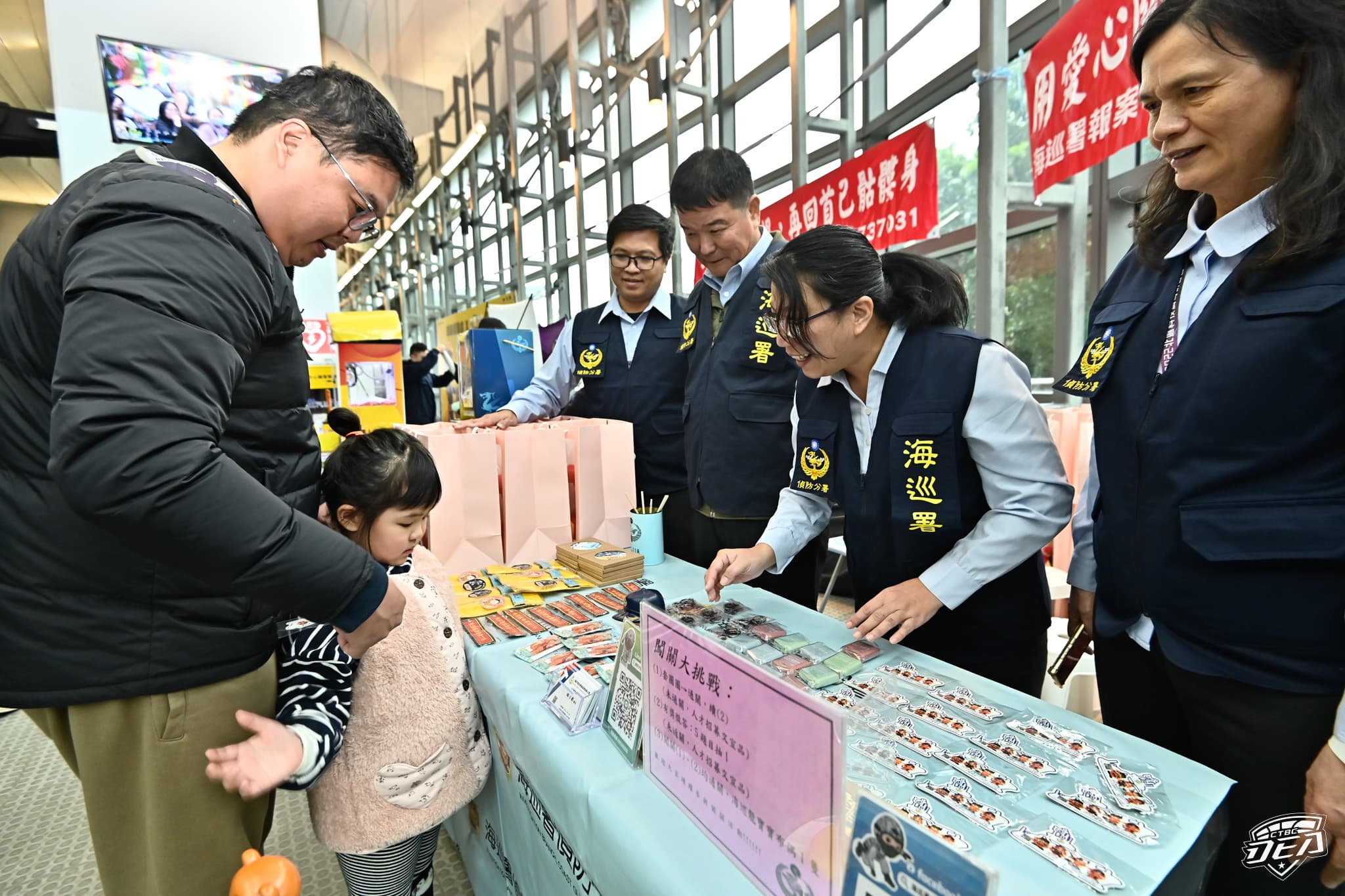 海巡署在球場廊道擺設宣導互動攤位,讓民眾以輕鬆有趣的方式,認識重要海巡任務。(中信特攻提供)
