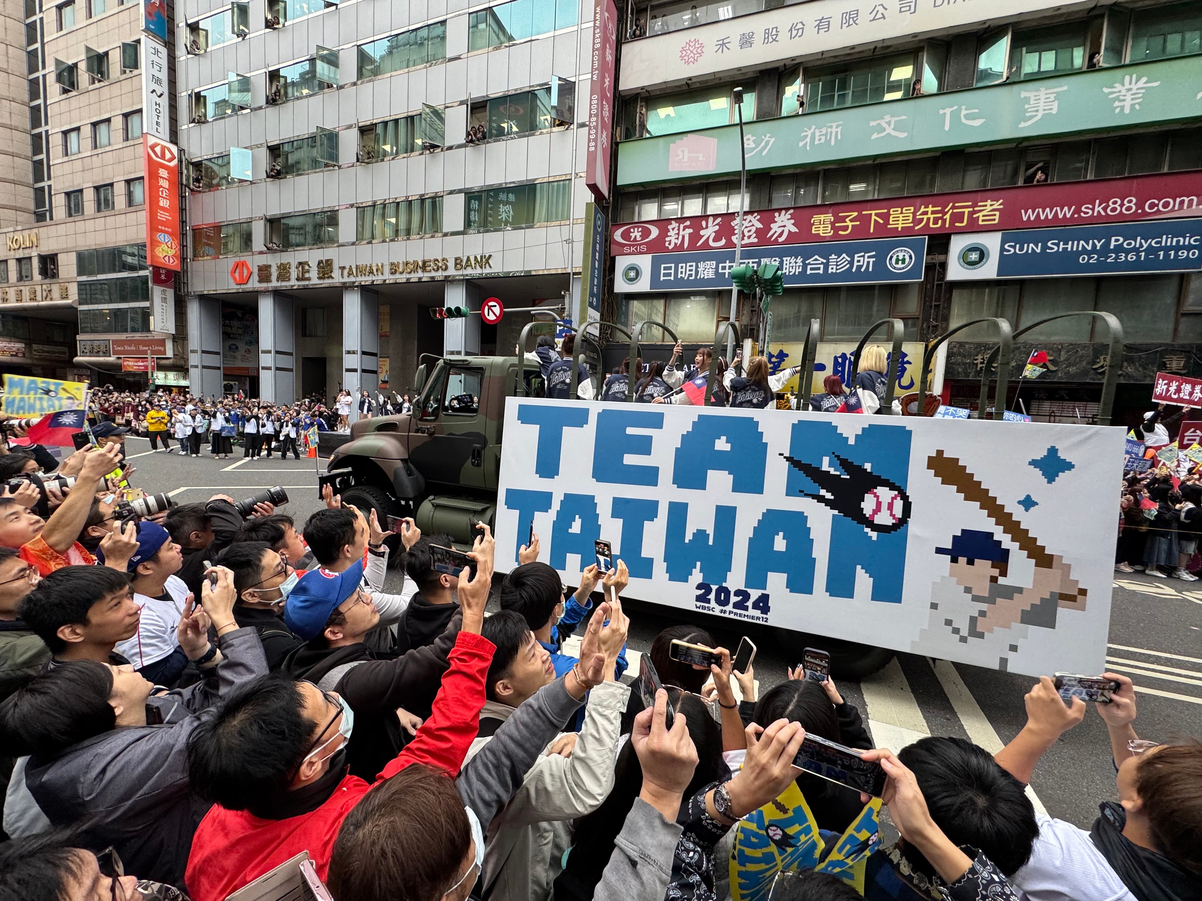 大批民眾即使在上班日仍前來支持台灣英雄們。