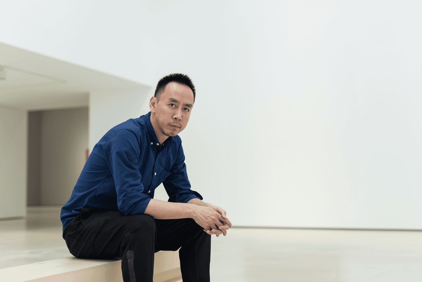 黃宇興畢業於中國大陸的中央美術學院,2021年,他的畫作《七寶松》在香港佳士得拍賣會上以6,400萬港元創下成交紀錄,並在2024年胡潤中國藝術家排行榜中位列第4名。(人頭馬提供)