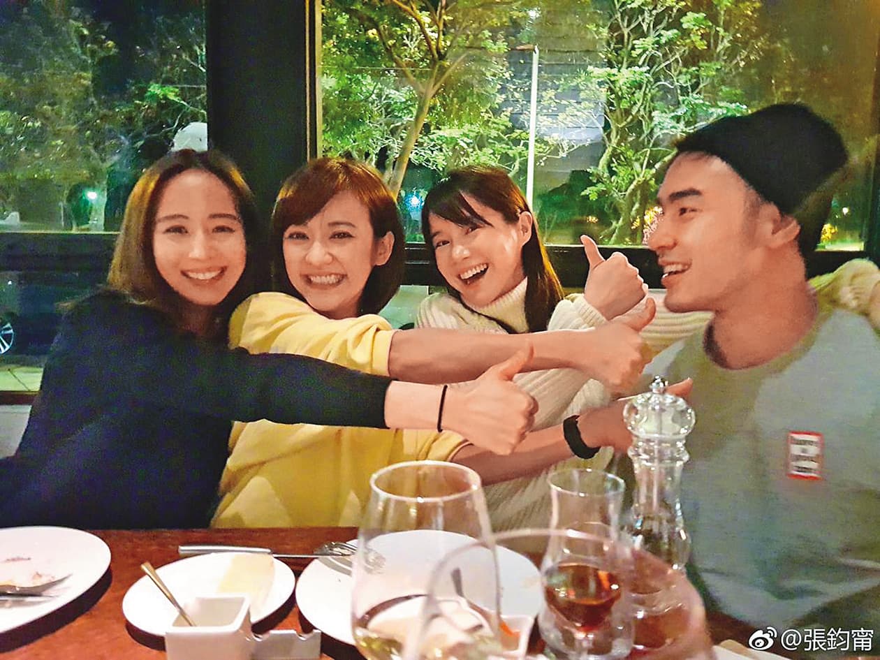 陳意涵(左二)和張鈞甯(左一)、李佳穎(右二)與阮經天(右一)聚會,也是喝開了。(翻攝自陳意涵臉書)