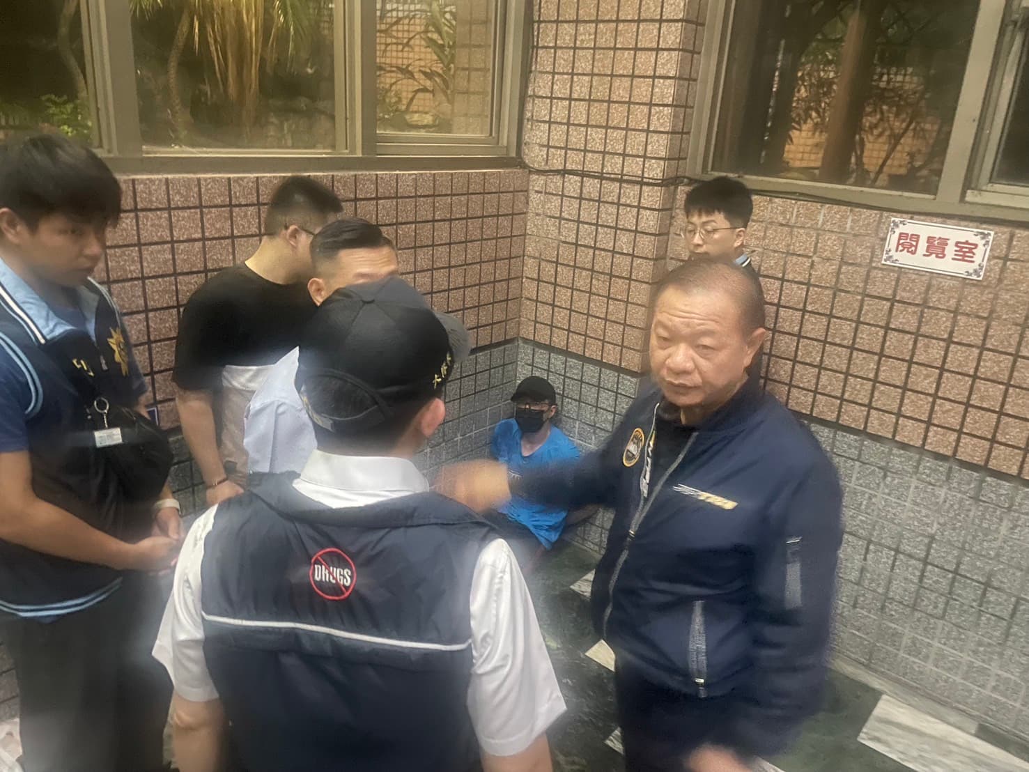 簡男稍早被逮補,已被帶回局內,並且將轉交給基隆警方。(翻攝畫面)