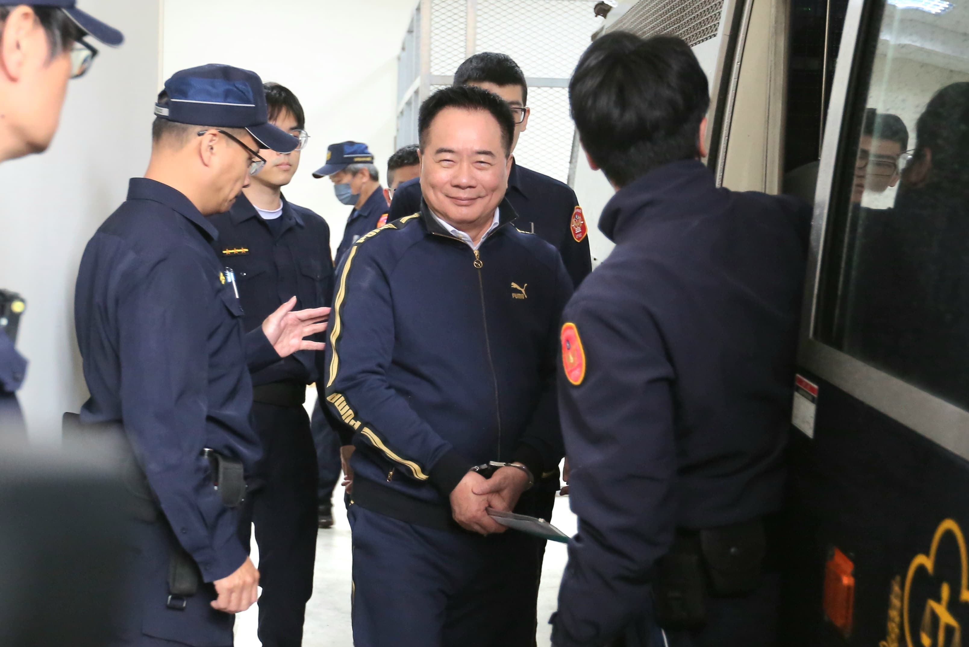 蔡正元已上銬走上囚車,全程面露微笑,被送往台北監獄服刑。(鏡報姜永年)