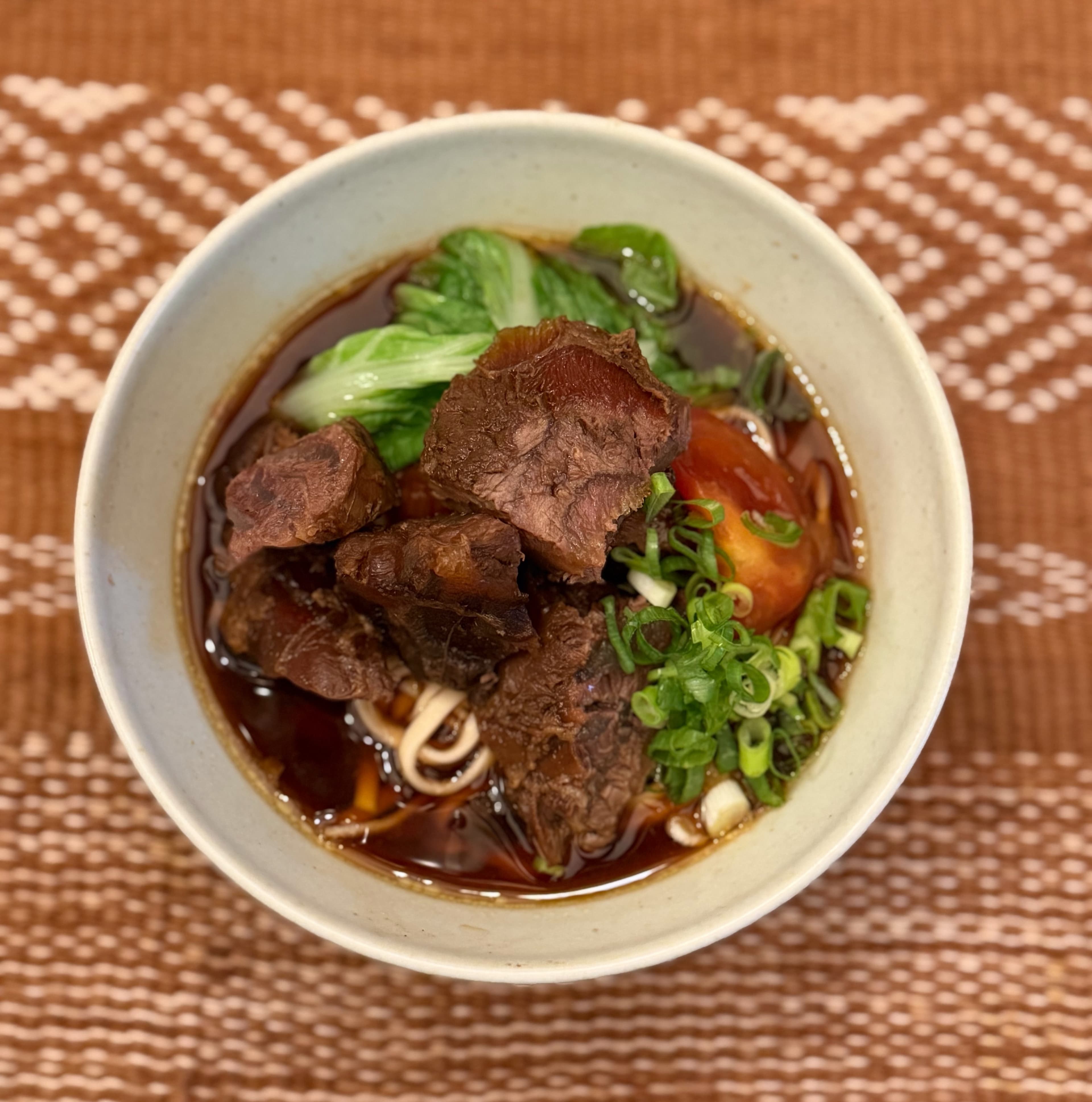 在節目尾聲,裴社長大方公開自家的牛肉麵食譜。(裴偉提供)