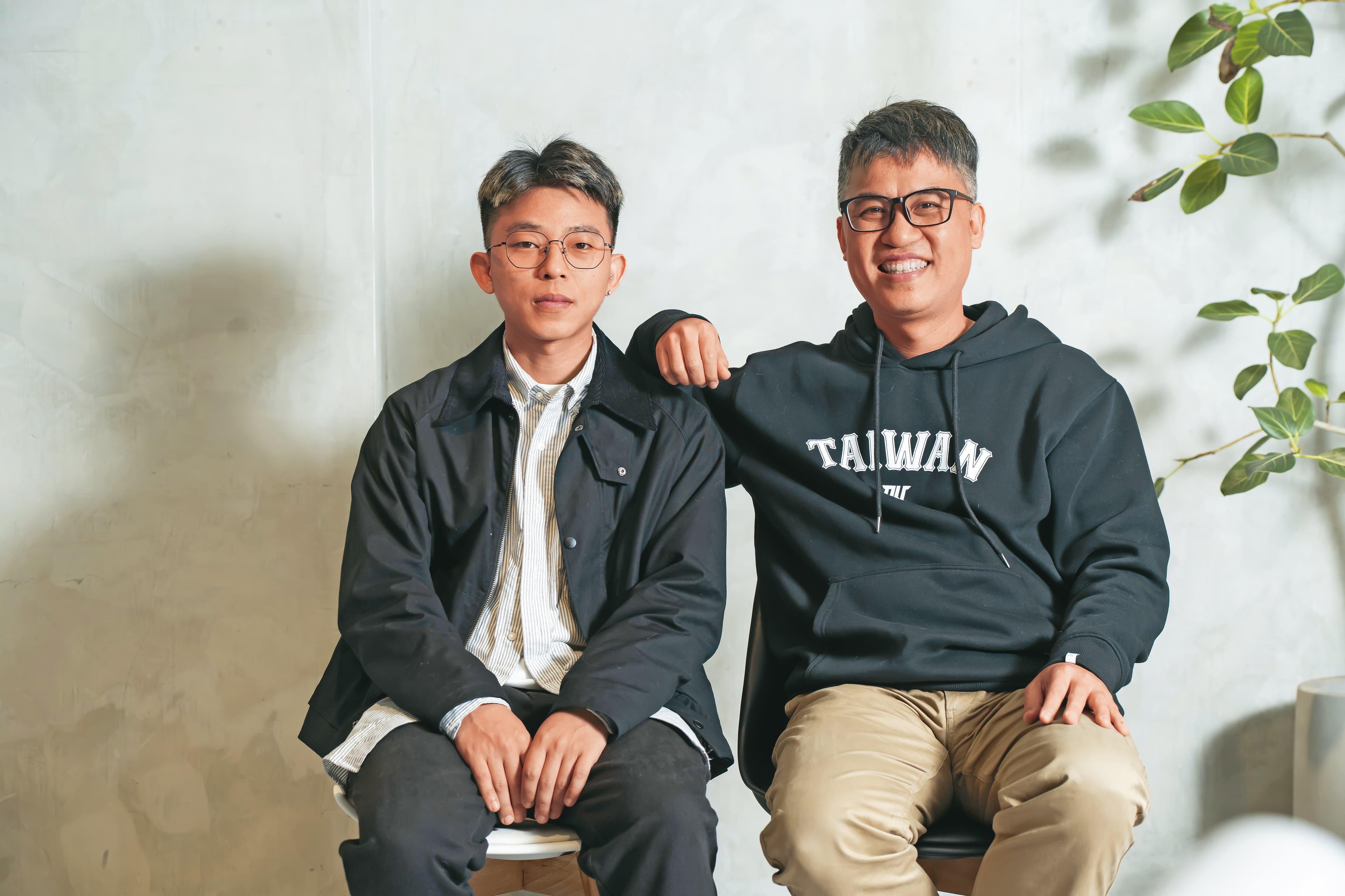 製作人兼編劇陳南宏(右)認為新銳導演朱平(左)拍出工人樣貌及獨特的生活感。