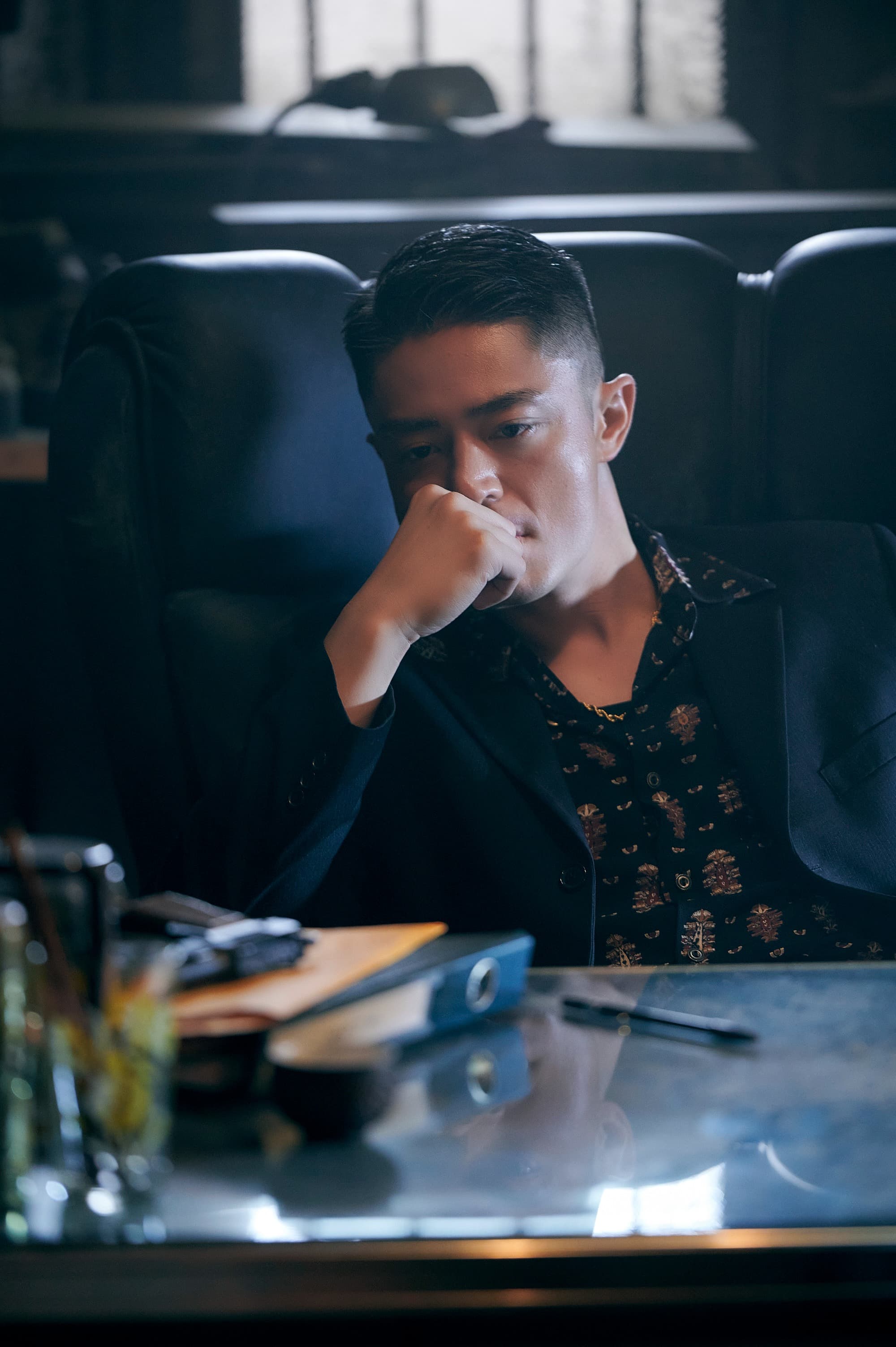 霍建華客串林心如製作的《華燈初上》,飾演與「蘇媽媽」情同姐弟的黑道大哥,甚至與林心如有對手戲。(NETFLIX、百聿數碼提供)