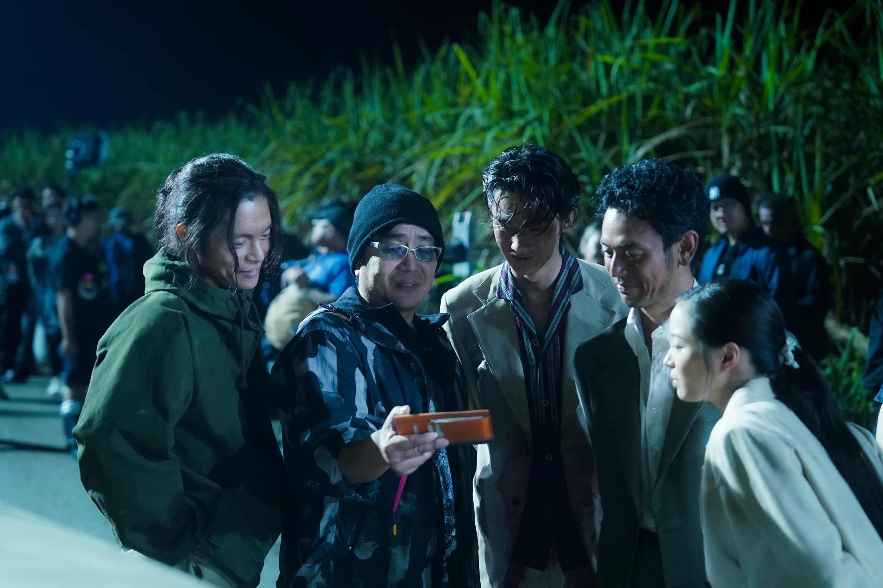 導演大友啟史(左二)在片場與演員們積極互動。(東映提供/©J.S K ©2025 Hero's Island Production Committee)
