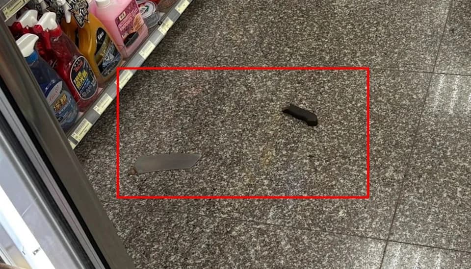 新北市三峽區20日下午發生持雙刀揮舞事件,警方獲報後迅速到場將男子壓制,所幸未造成其他人員傷亡。(翻攝畫面)
