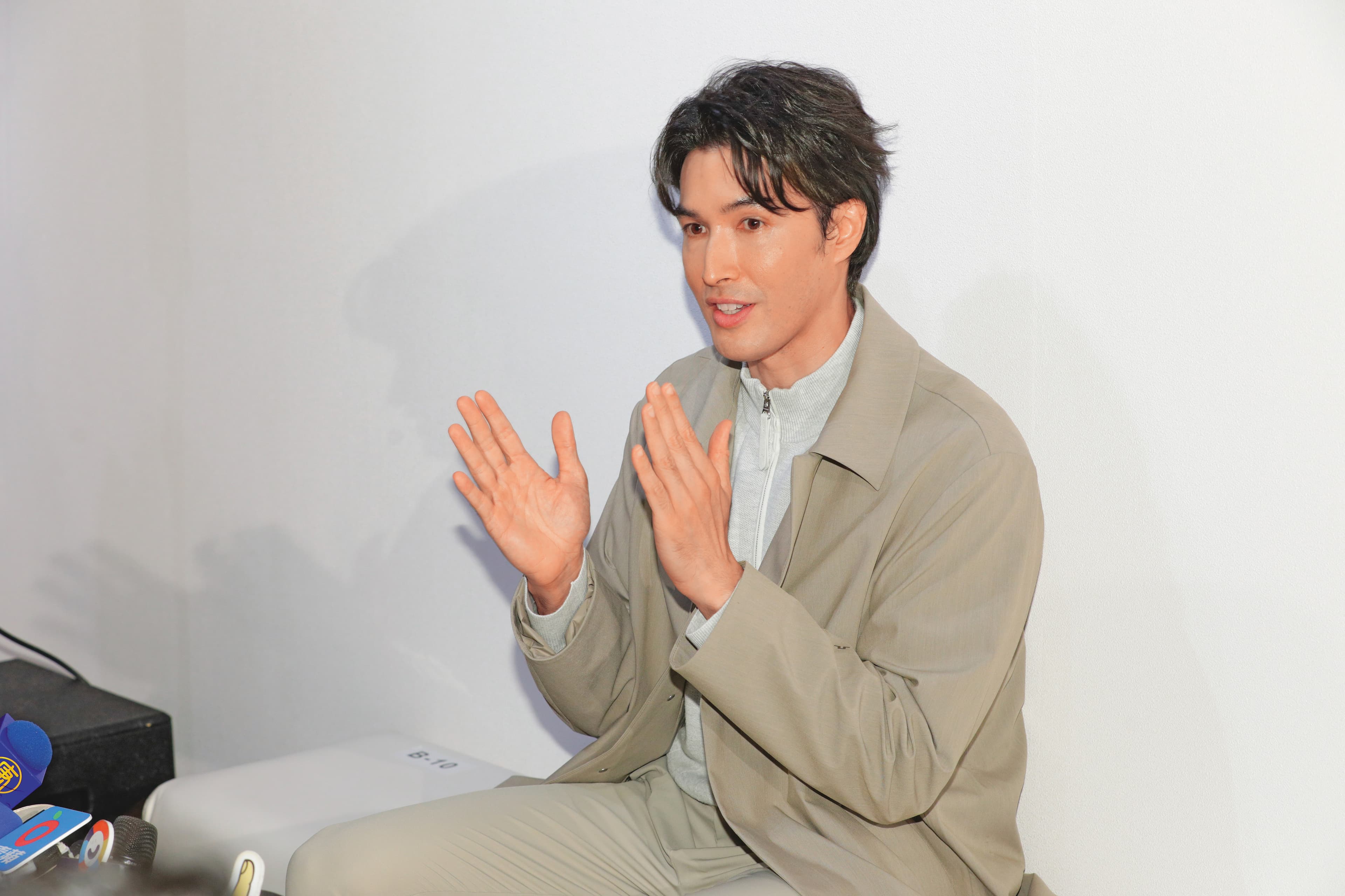 大家都說混血兒比較長…手指的部分，小編來幫忙測量看看。（伸手貼住錦榮手掌）