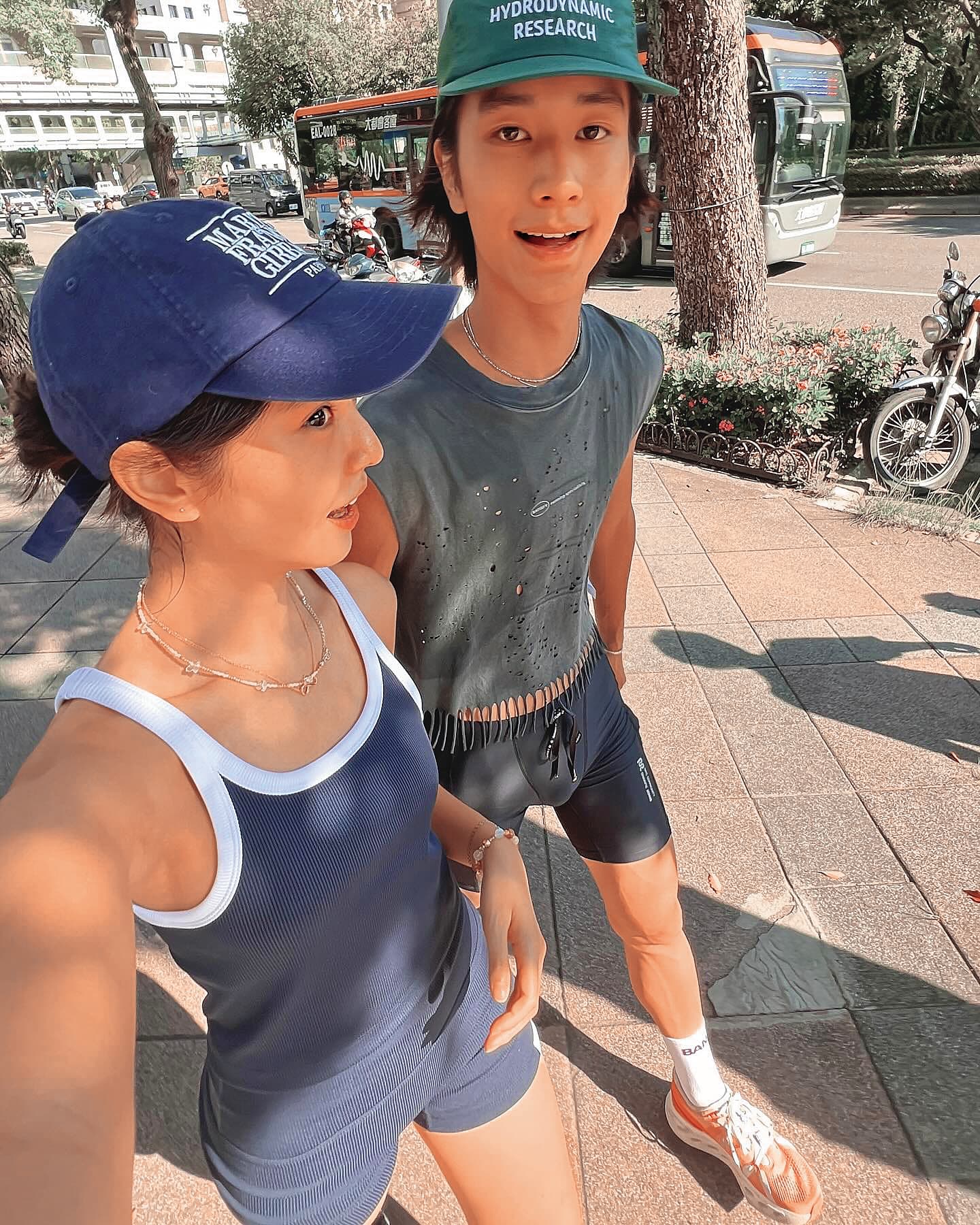 即使男友Ian(右)爆出和魏如萱的戀情,若盈(左)依舊和Ian出去約會。(翻攝自若盈Threads)