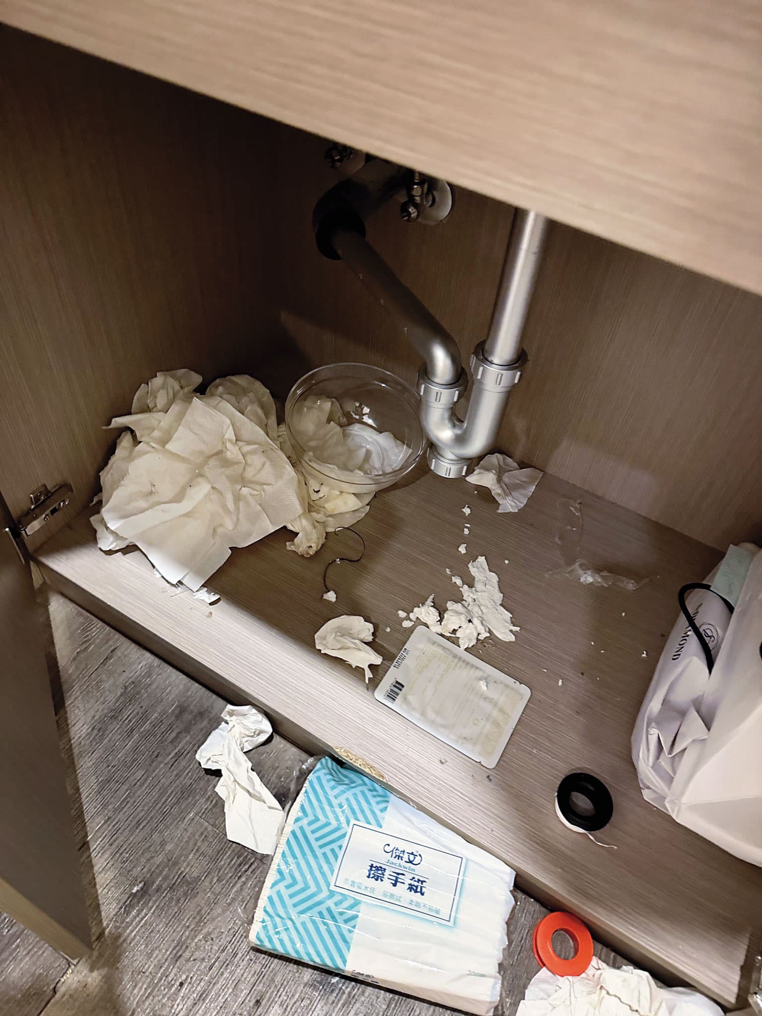 診所美容室的櫃子被老鼠占據產子，現場屎尿充斥、臭氣沖天。（讀者提供）