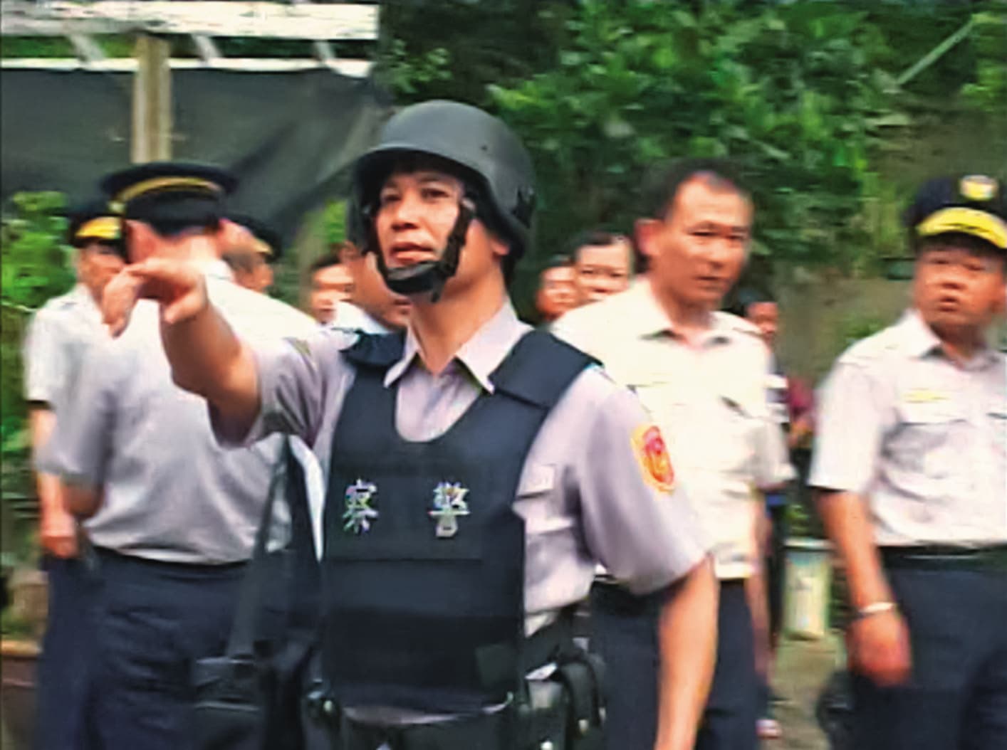 警方前往嘉義一處民宅攻堅,順利將睡夢中的洪晨耀逮捕歸案。(東森新聞提供)