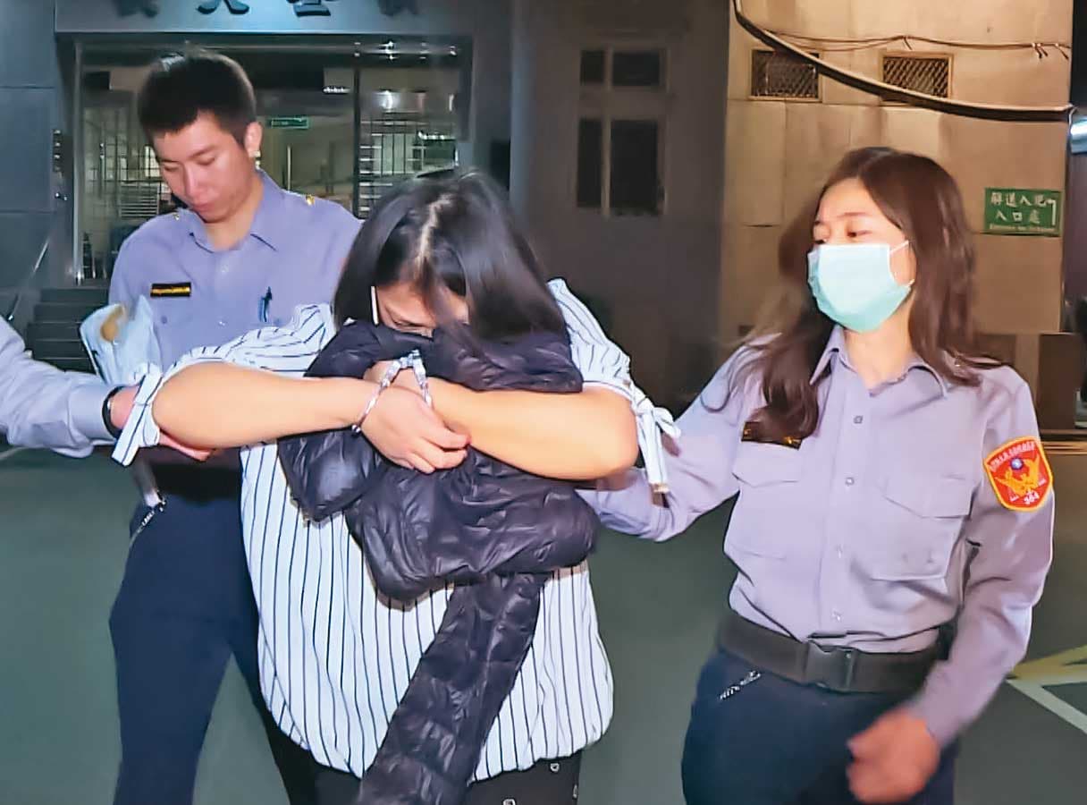 凶手(右二)經警方曉以大義後,俯首認罪,移送地檢署偵辦。