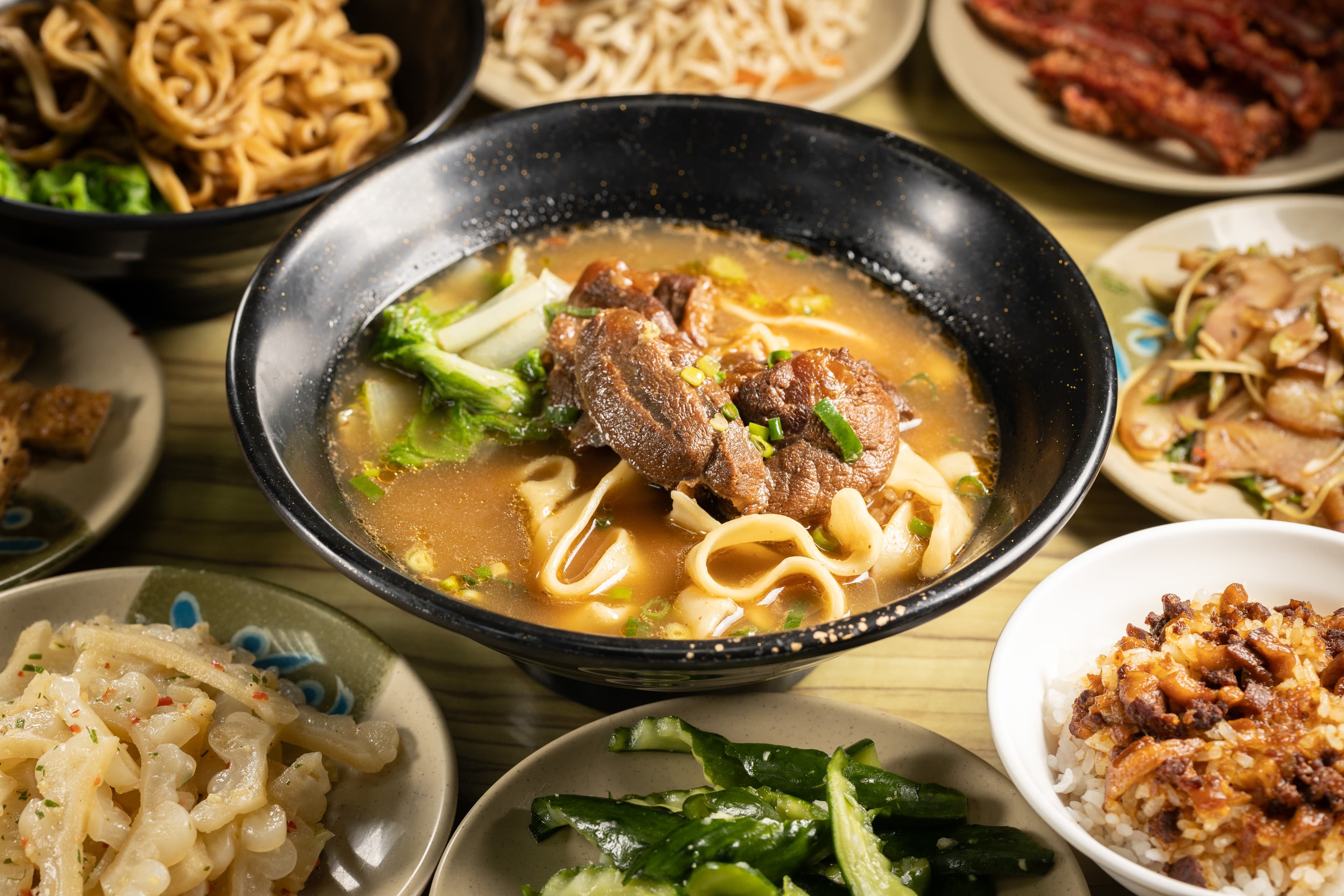 「牛肉麵」肉大塊又軟嫩,家常寬麵很有嚼勁,湯頭甘甜微辣,耐吃不膩。(130元/小碗)