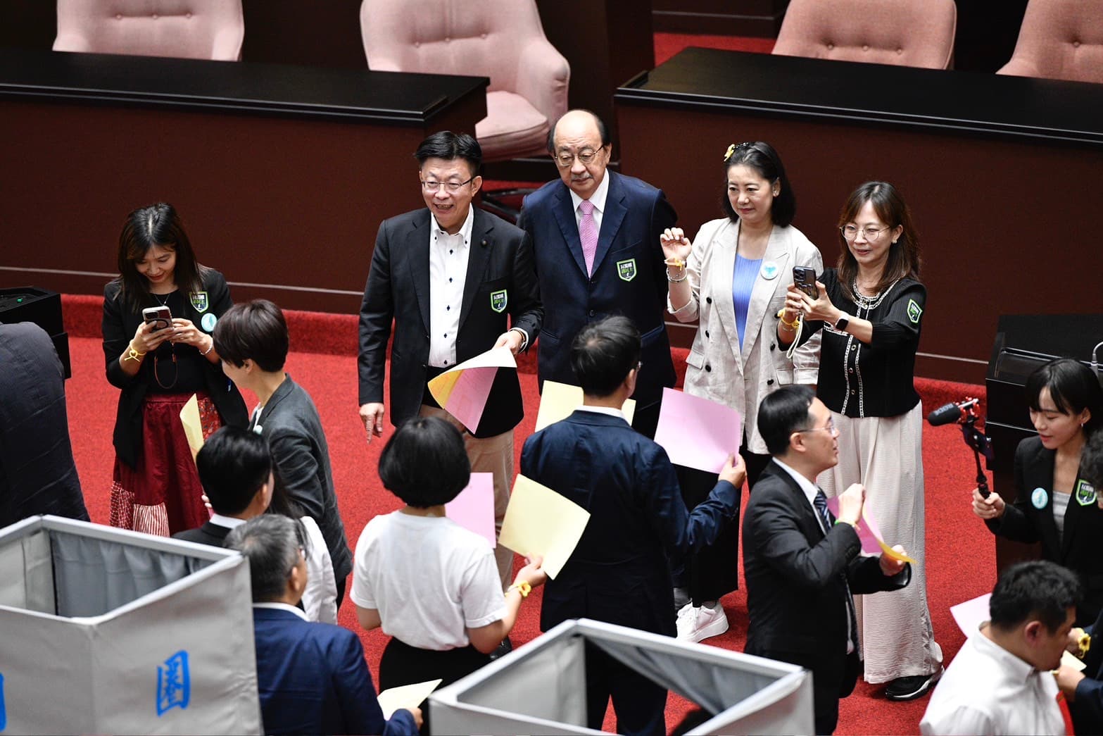民進黨席次不敵藍白,在表決中落敗,總召柯建銘表示將提釋憲,行政院則預計將自行聲請釋請。